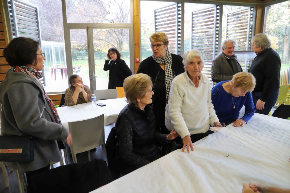 La première adjointe Amandine Demore, l'adjointe aux solidarités Sylvette Rochas et le maire Renzo Sulli, sont venu-es échanger avec les participant-es et les organisatrices de ce bel après-midi appelé à se renouveler...