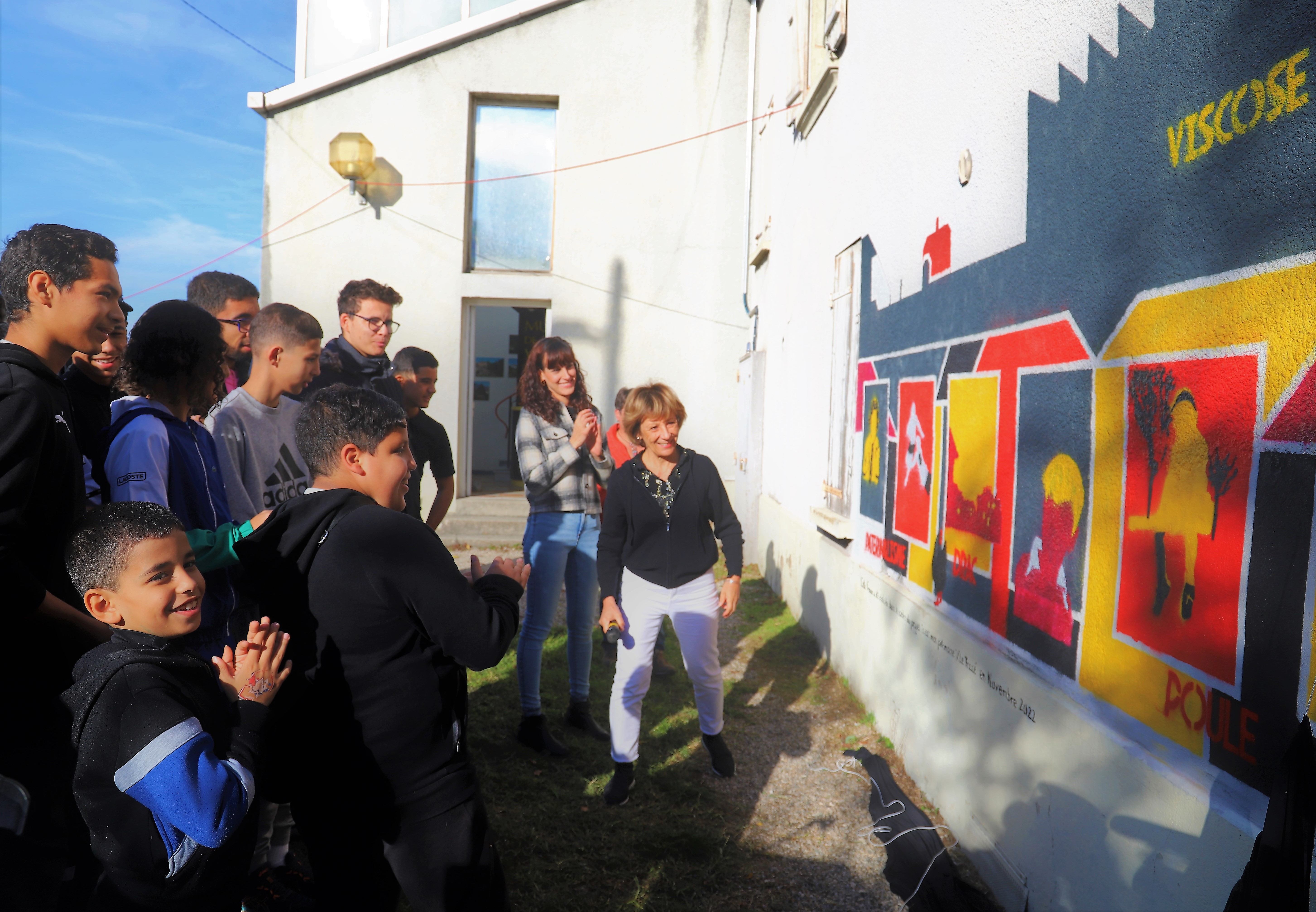 La fierté se lisait dans les yeux des jeunes et des acteurs du projet, ainsi que dans ceux des familles, au moment de découvrir la fresque multicolore qui orne désormais le mur jouxtant l'entrée du musée de la Viscose.