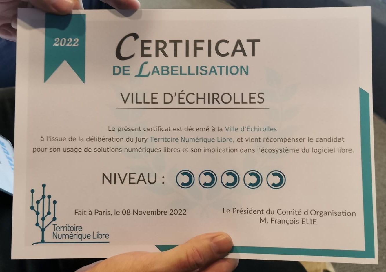 Le certificat de labellisation d'Échirolles Certificat de labellisation d'Échirolles donné lors de la remise des labels à Territoire Numérique Libre