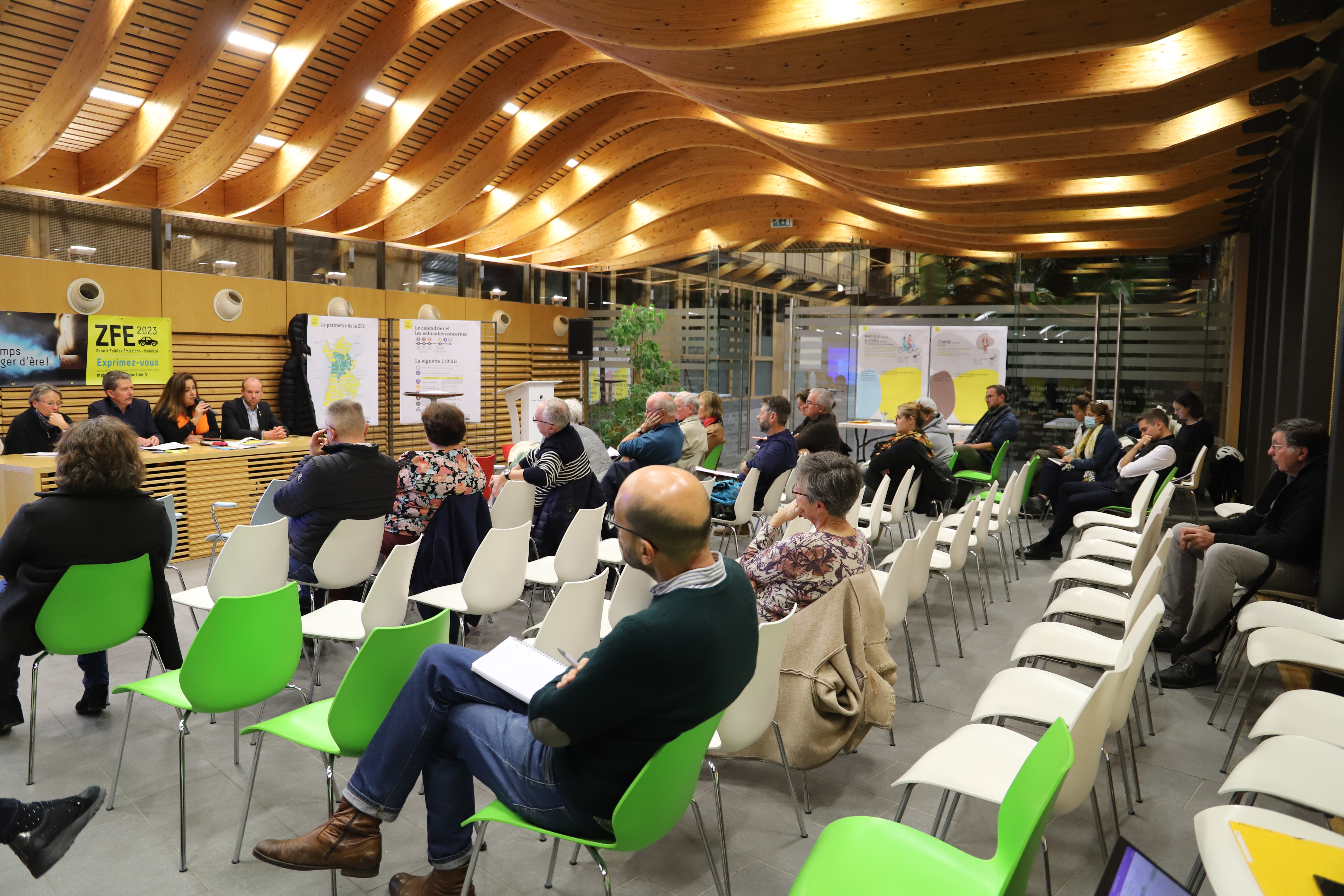 Dans la salle, des habitants inquiets de la mise en oeuvre de la ZFE.