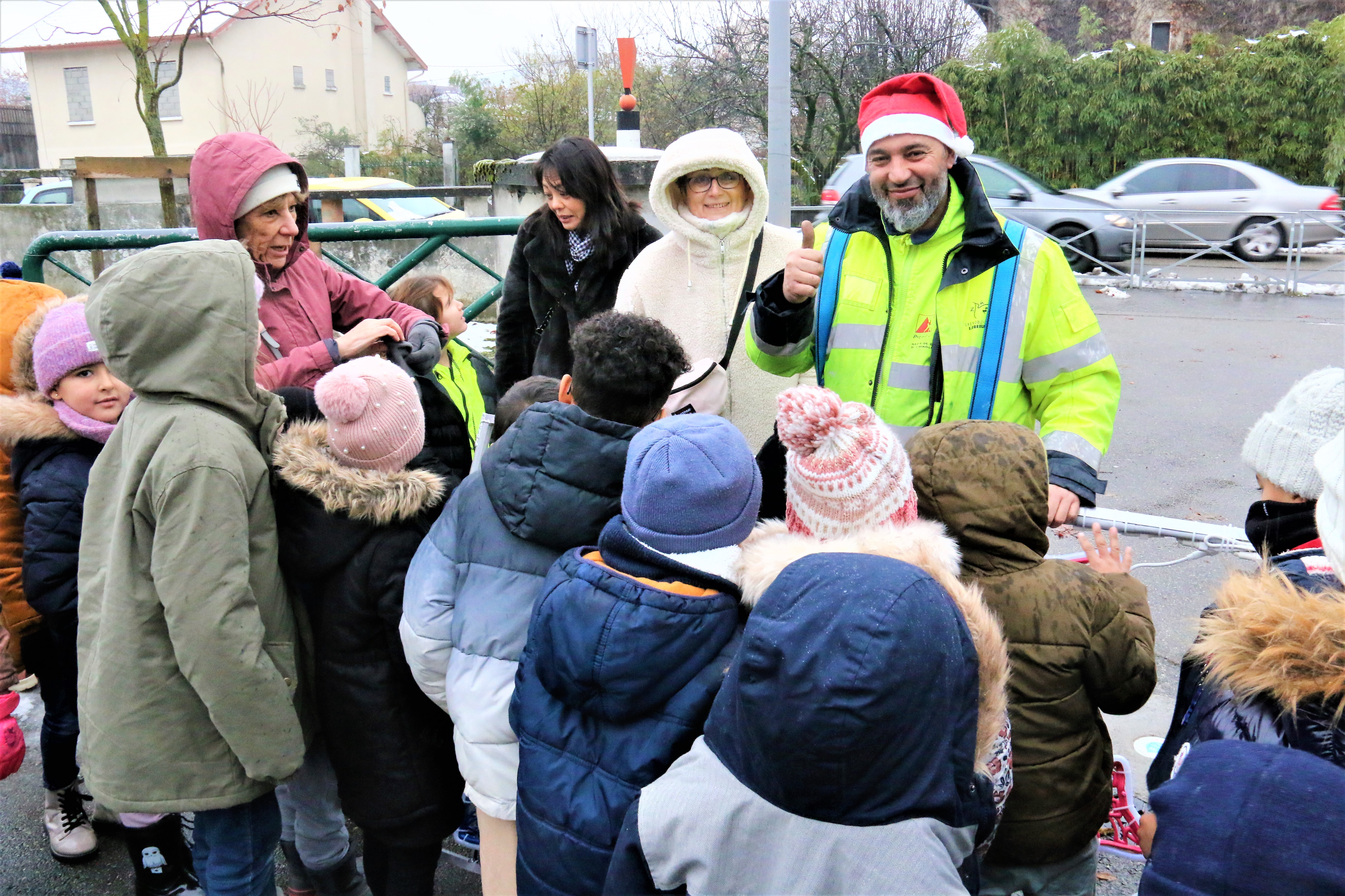 Les agents des services techniques, ici aux côtés des adjointes Jacqueline Madrennes et Isabelle Gmira, s'étaient transformés en père Noël pour l'occasion, et le plus grand plaisir des enfants. 