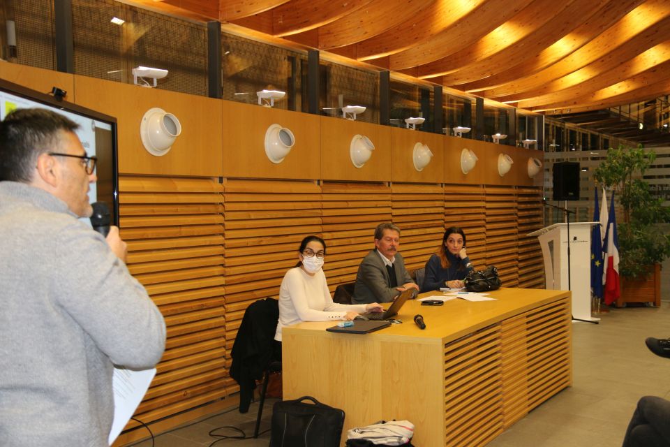 Les services de la Métropole ont présenté aux habitant-es le diagnostic des réseaux, la nature et le phasage des travaux, en présence de Daniel Bessiron, adjoint à l'environnement durable, et Anne-Sophie Olmos, vice-présidente de la Métropole chargée du cycle de l'eau.