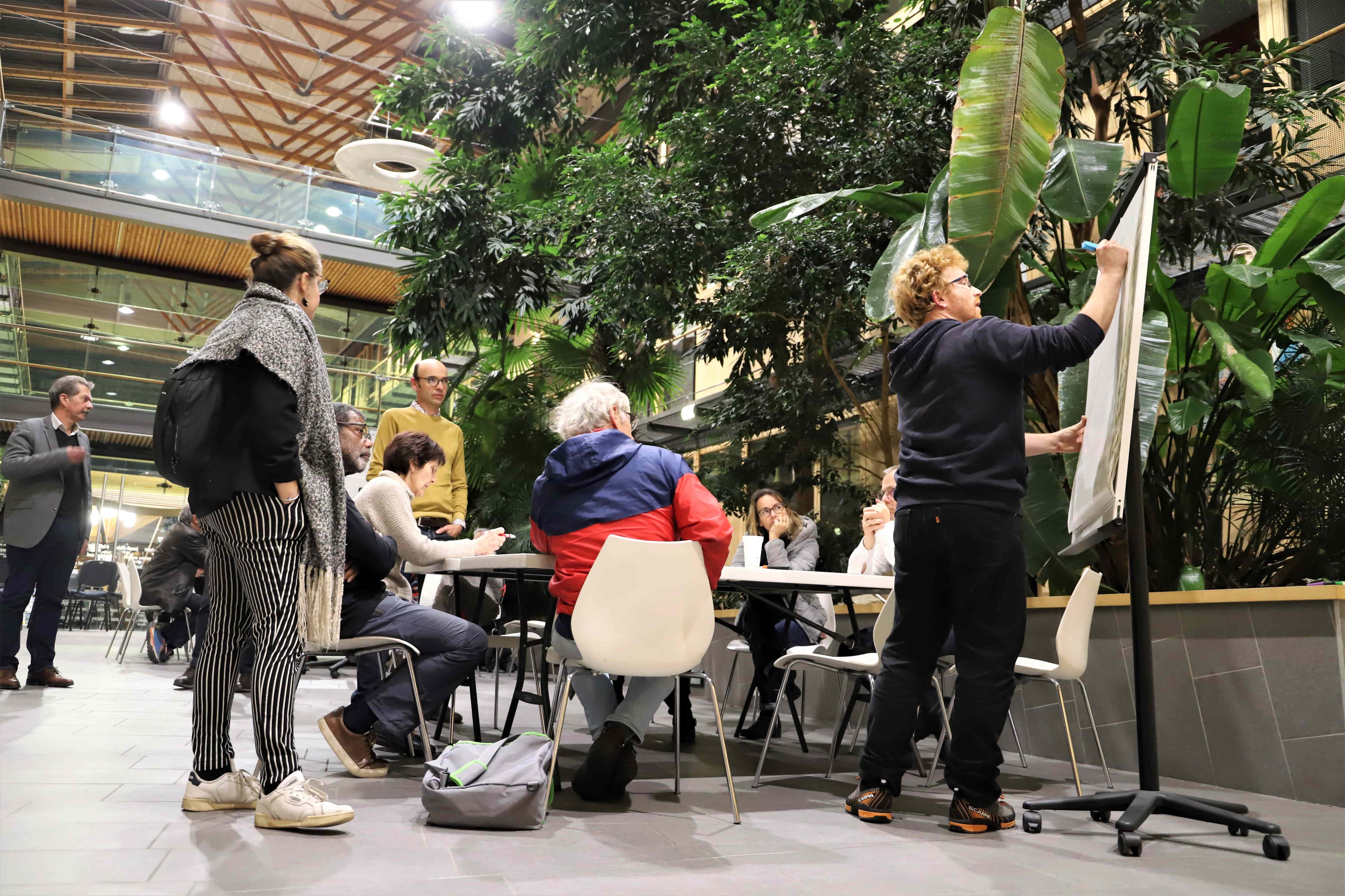 Les habitants ont réfléchi aux enjeux de préservation du vivant dans la ville lors d'ateliers.