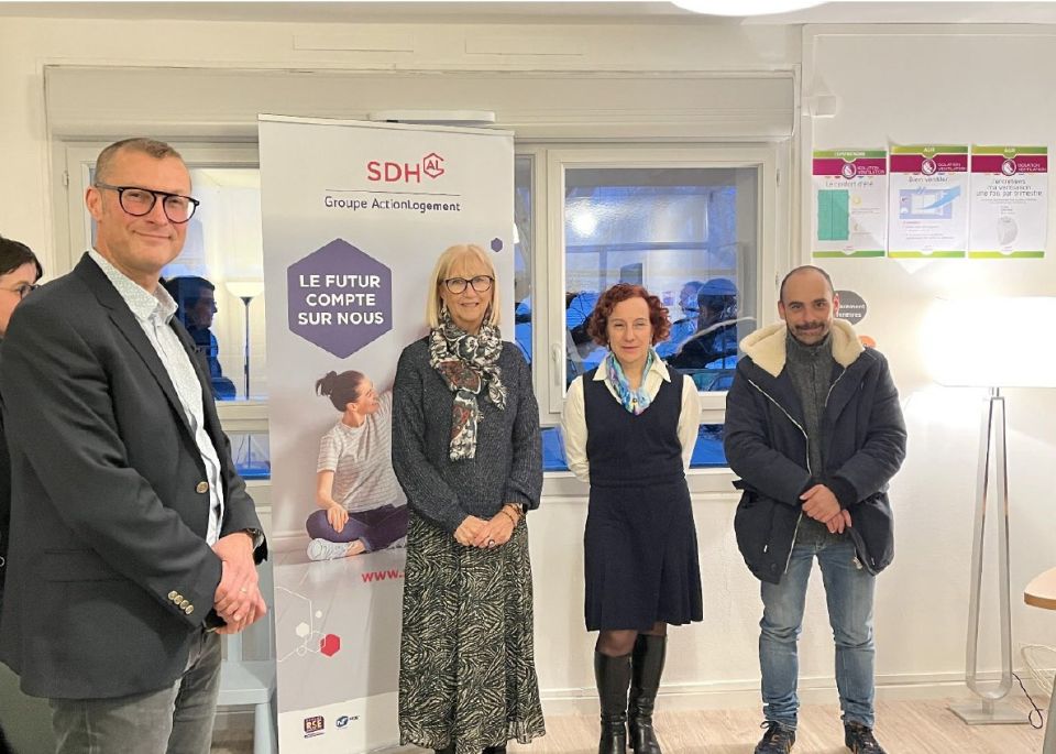 PNRU Essarts-Surieux : Un nouveau logement pédagogique pour les habitant-es Joël Frattini, responsable de territoire Métropole su de la SDH, Danièle Robin, conseillère municipale au logement, Patricia Dudonné, directrice générale de la SDH et Nicolas Beron Perez, vice président de Grenoble-Alpes Métropole chargé de l'habitat, du logement et de l'hébergement, lors d l'inauguration de l'appartement témoin.