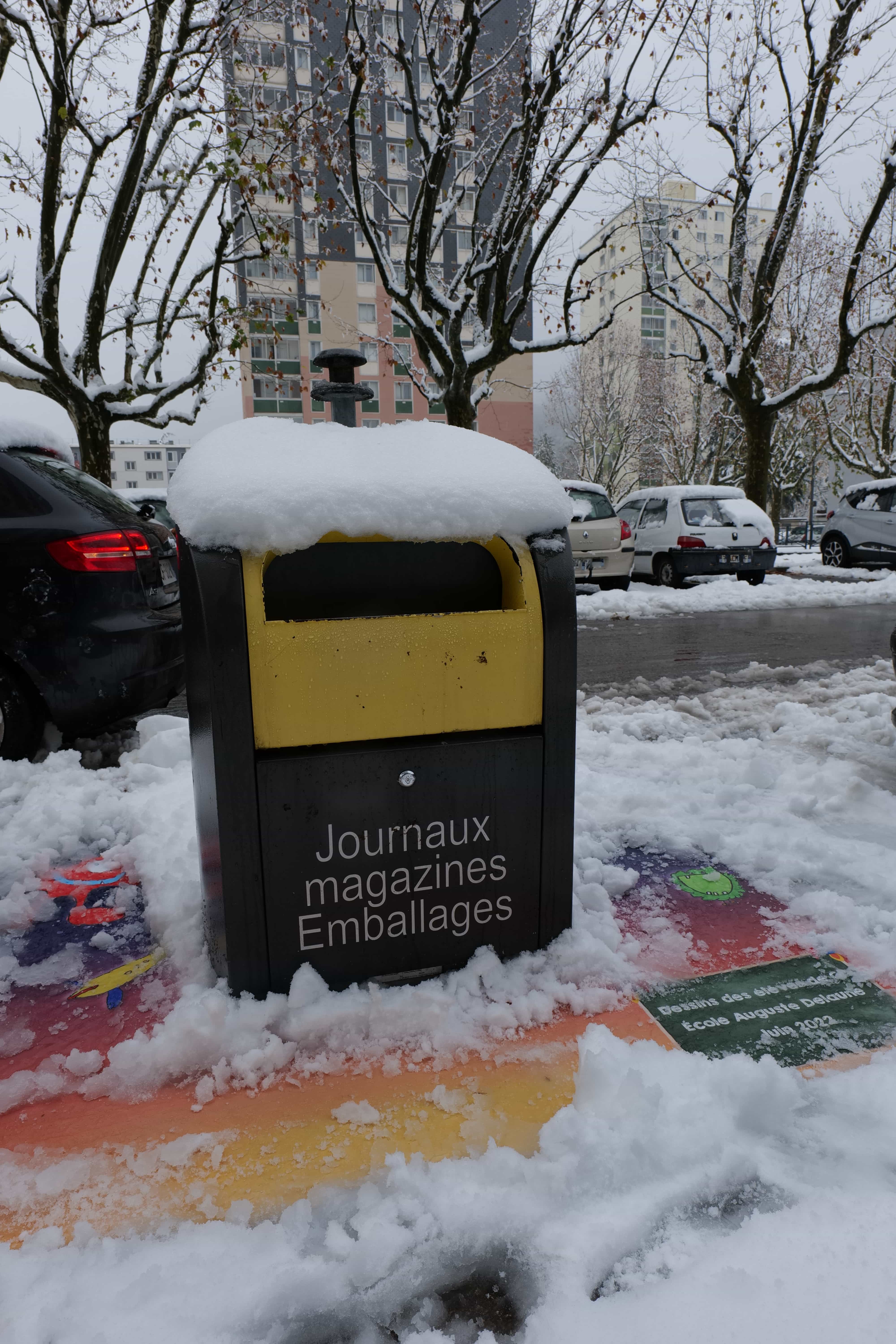 Les élèves de CP ont réalisé des dessins, aujourd'hui entourant les bornes à poubelles du quartier.