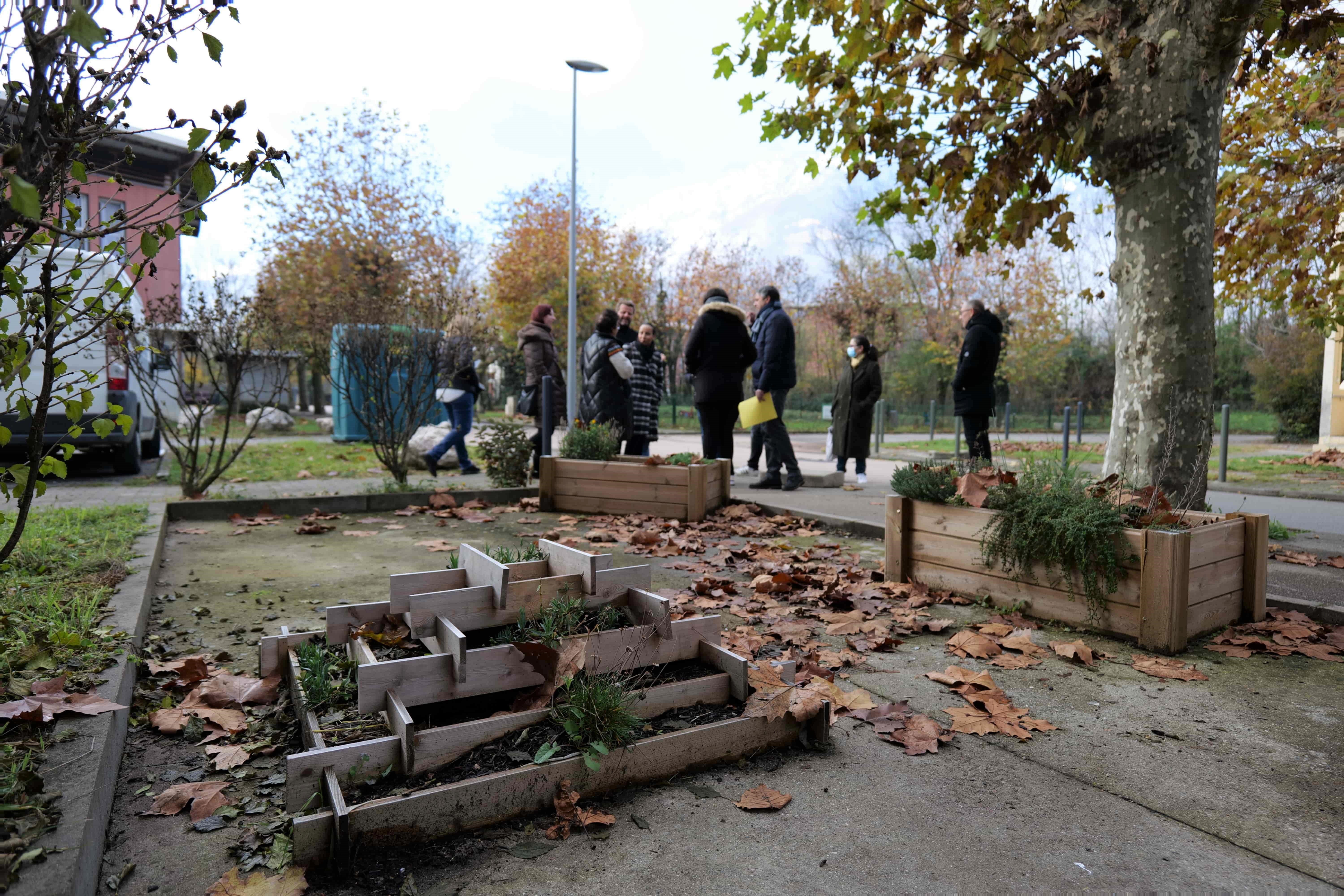 Des plantes aromatiques à la place de conteneurs poubelles, pour moins de nuisances sonores sous les fenêtres d'habitants.