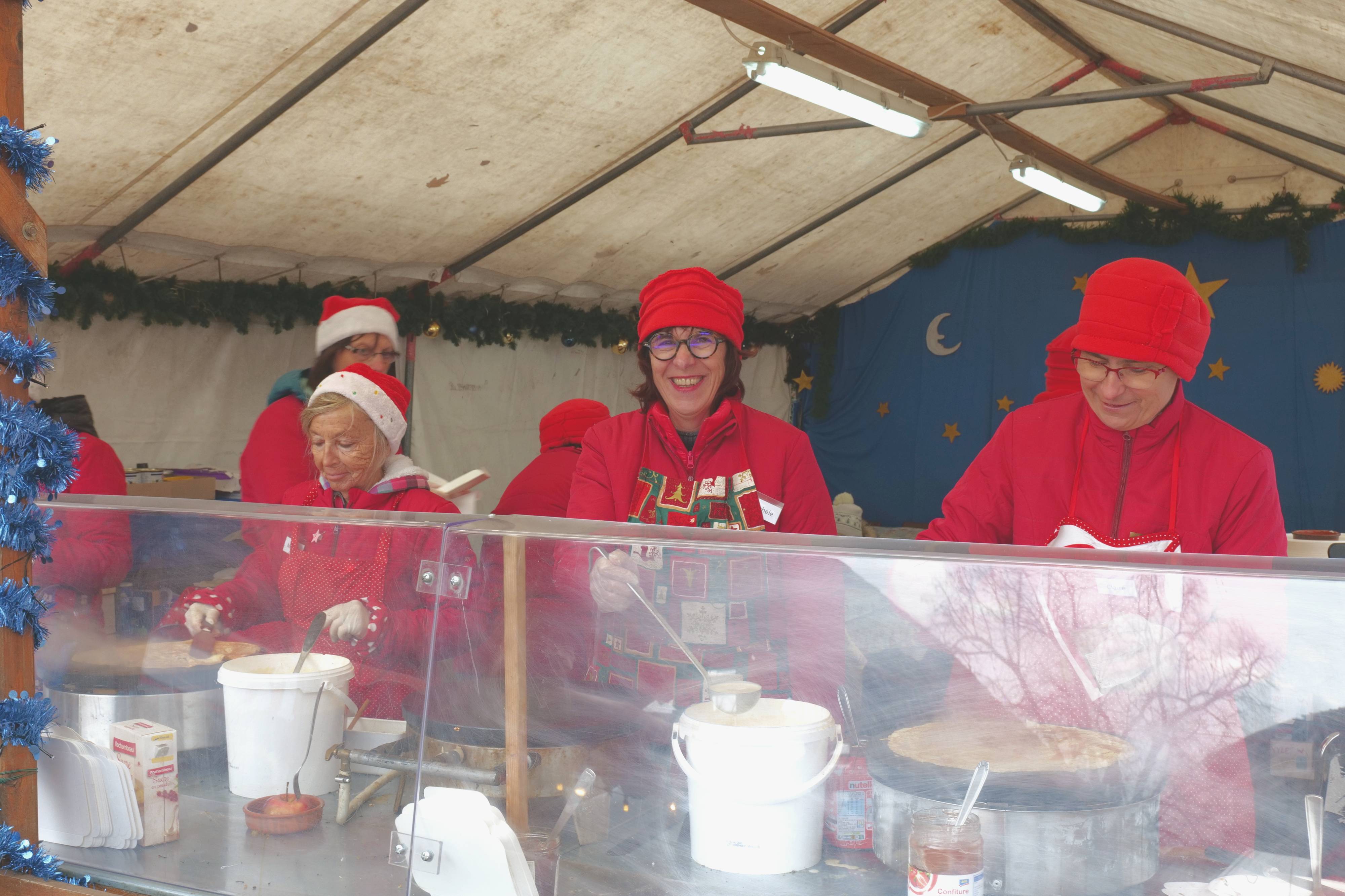 Les bénévoles de l'AVVE, qui assurent la réussite de l'événement ! 3 bénévoles du Marché de Noël au stand de crêpes !