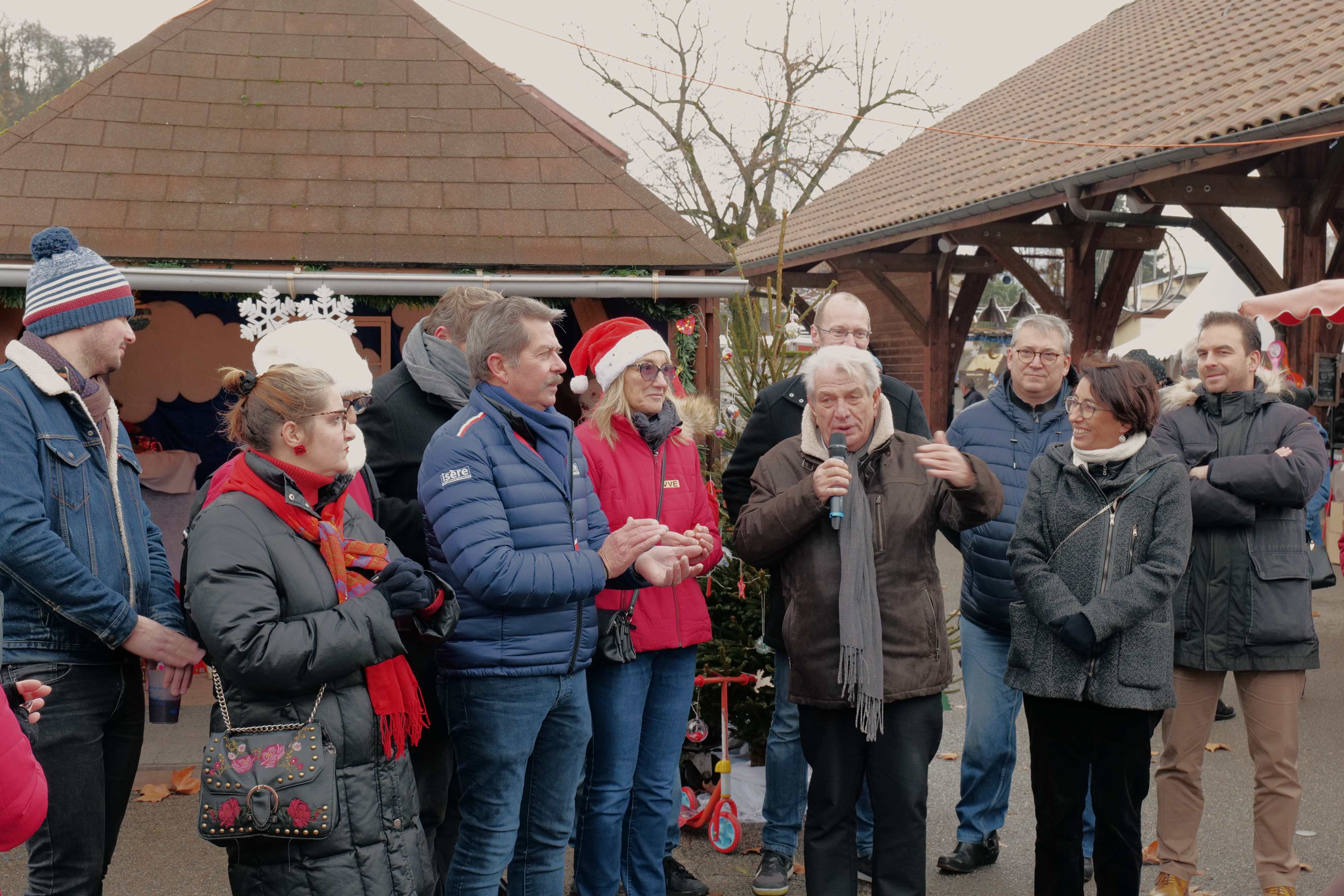 Des élu-es échirollois, avec le Maire Renzo Sulli au centre, accompagné de Christine Mazars, présidente de l’AVVE Des élu-es échirollois, avec le Maire Renzo Sulli au centre, accompagné de Christine Mazars, présidente de l’AVVE
