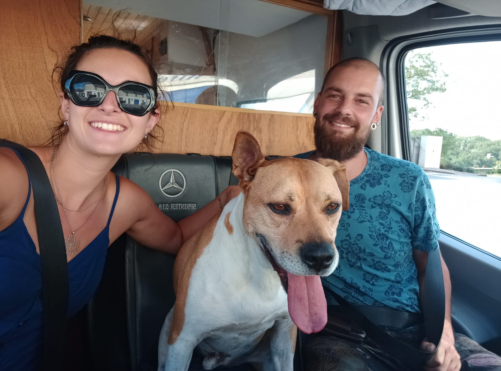 Leur chien Mako est du voyage, il a fait vaccins et passeport avant le départ. Leur chien Mako est du voyage, il a fait vaccins et passeport avant le départ.