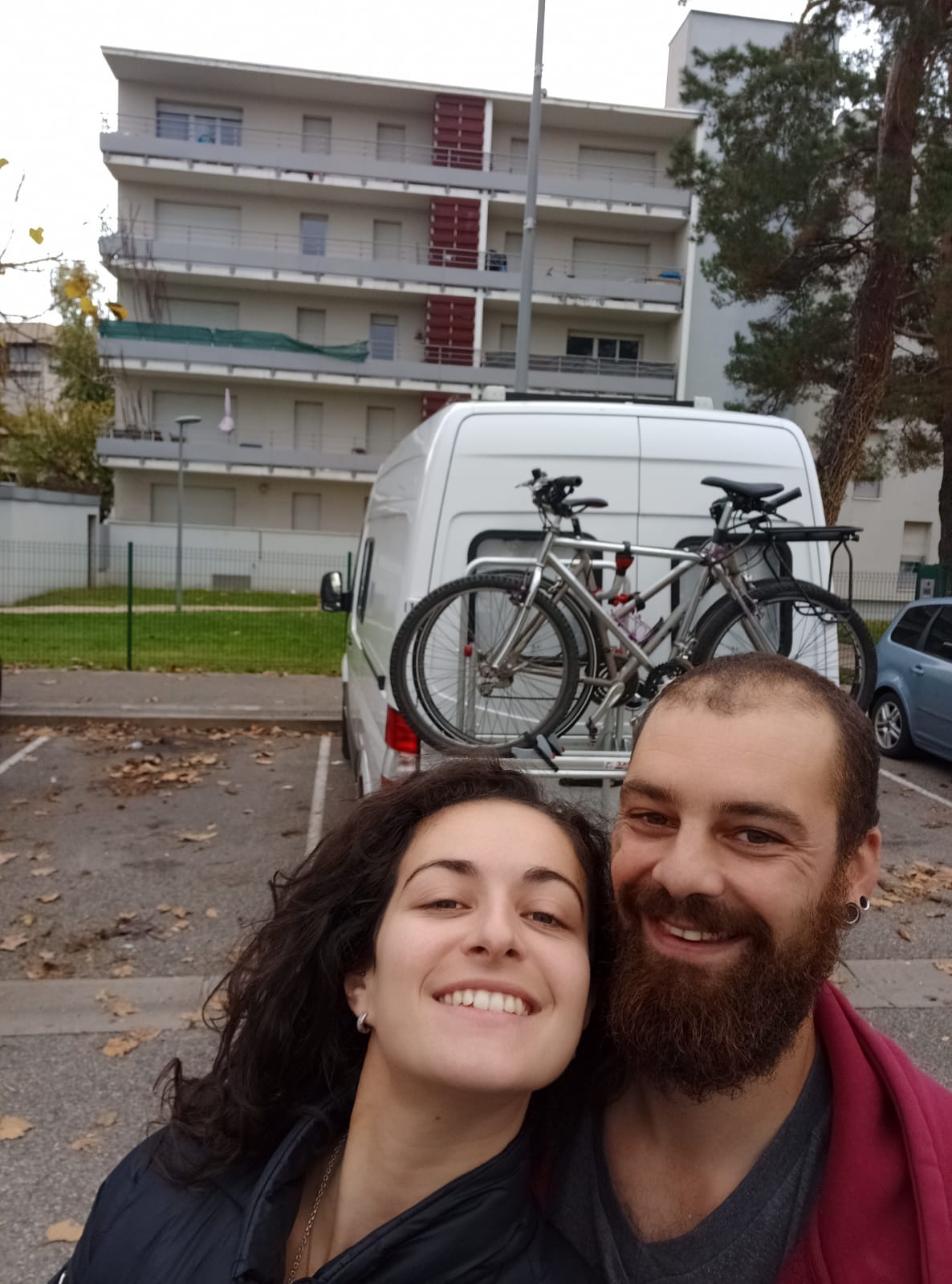 Ils ont intégralement aménagement leur camion, pour pouvoir y être comme dans un cocon. Ils ont intégralement aménagement leur camion, pour pouvoir y être comme dans un cocon.