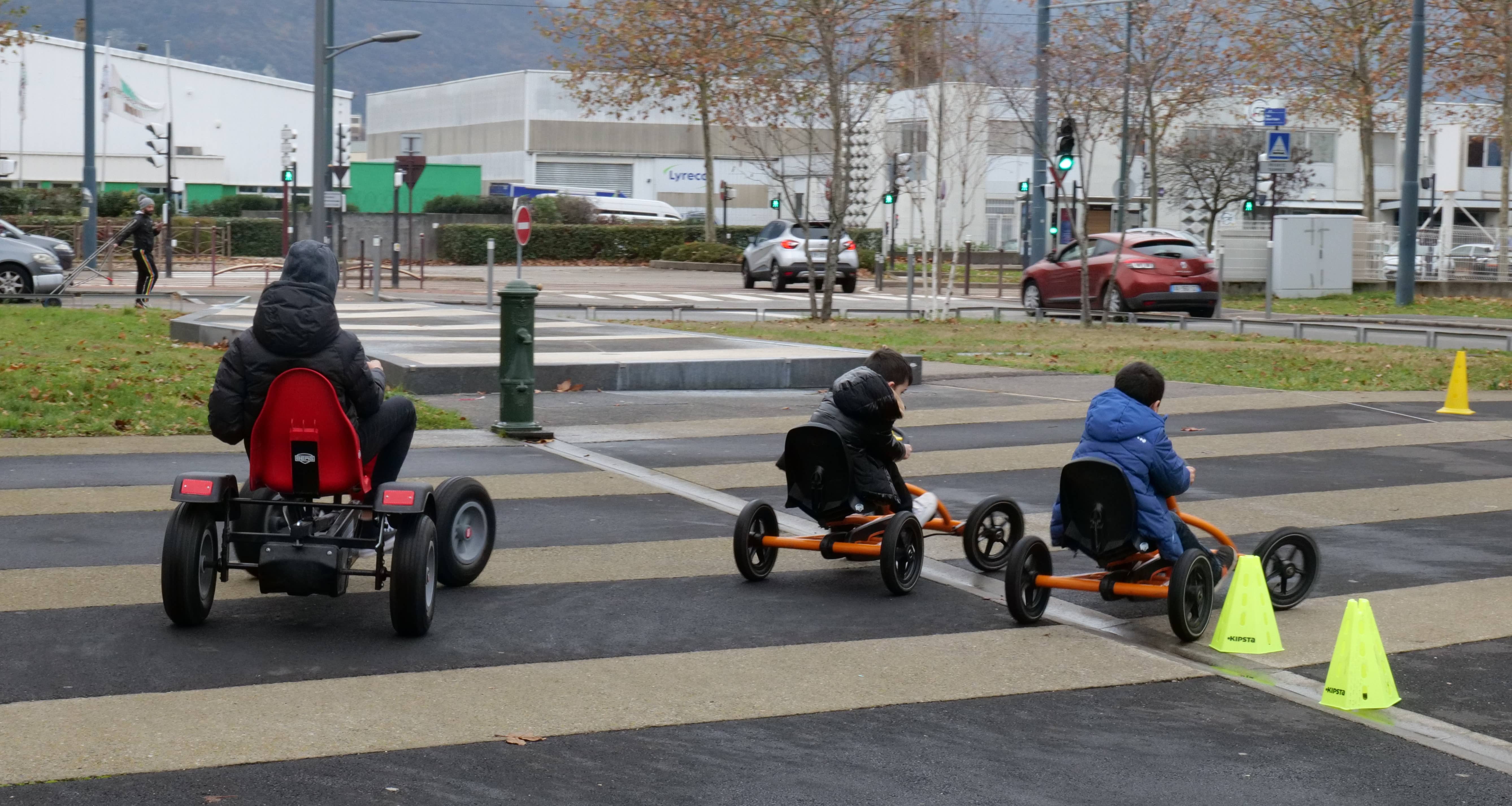 On fait la course entre amis, lors de la fête organisée au Village Sud.