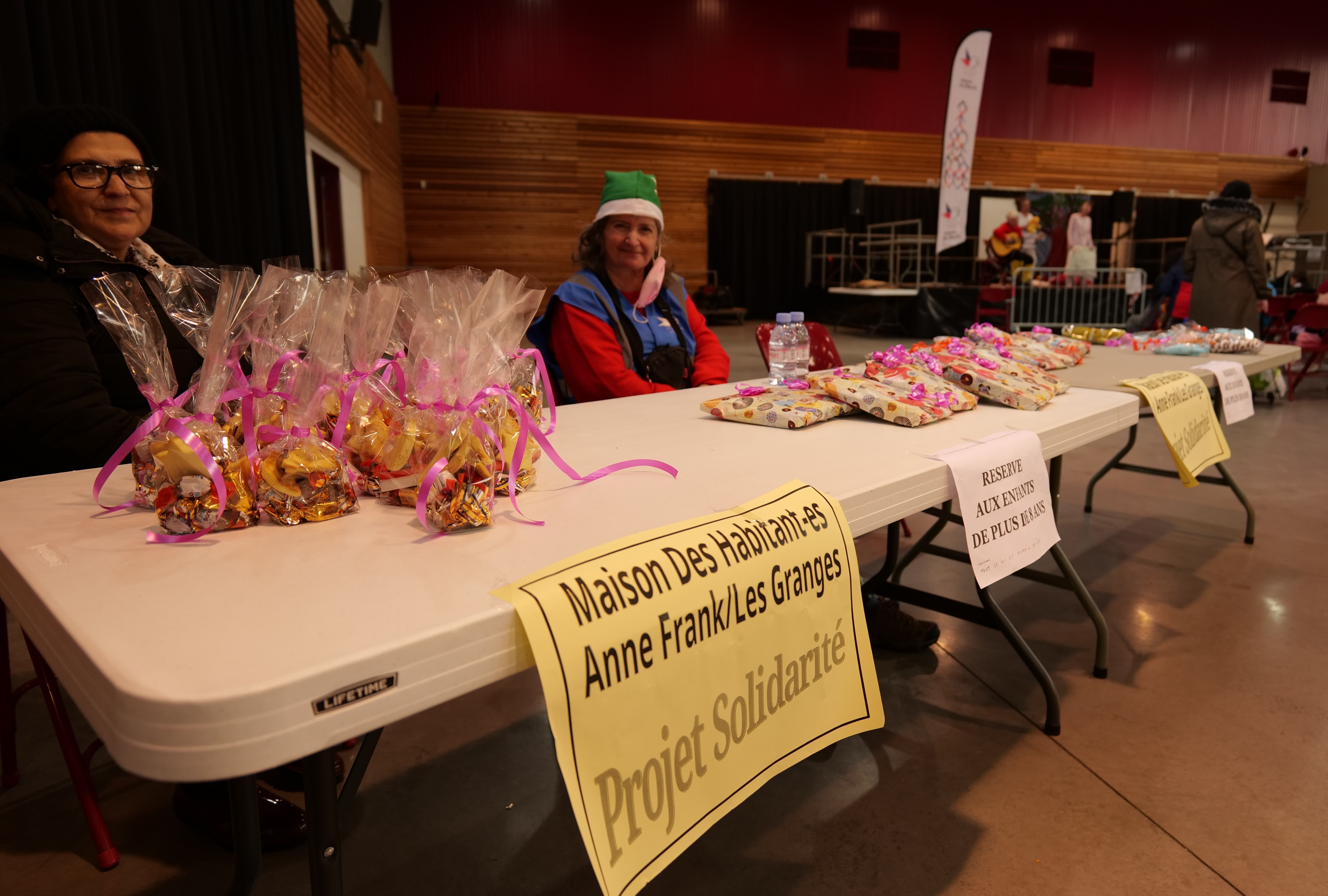 Des bénévoles de la MDH Anne Frank/Les Granges ont préparé et distribué des cadeaux pour les plus grands. Sur scène, l'association Baladocontes proposait un spectacle aux familles.