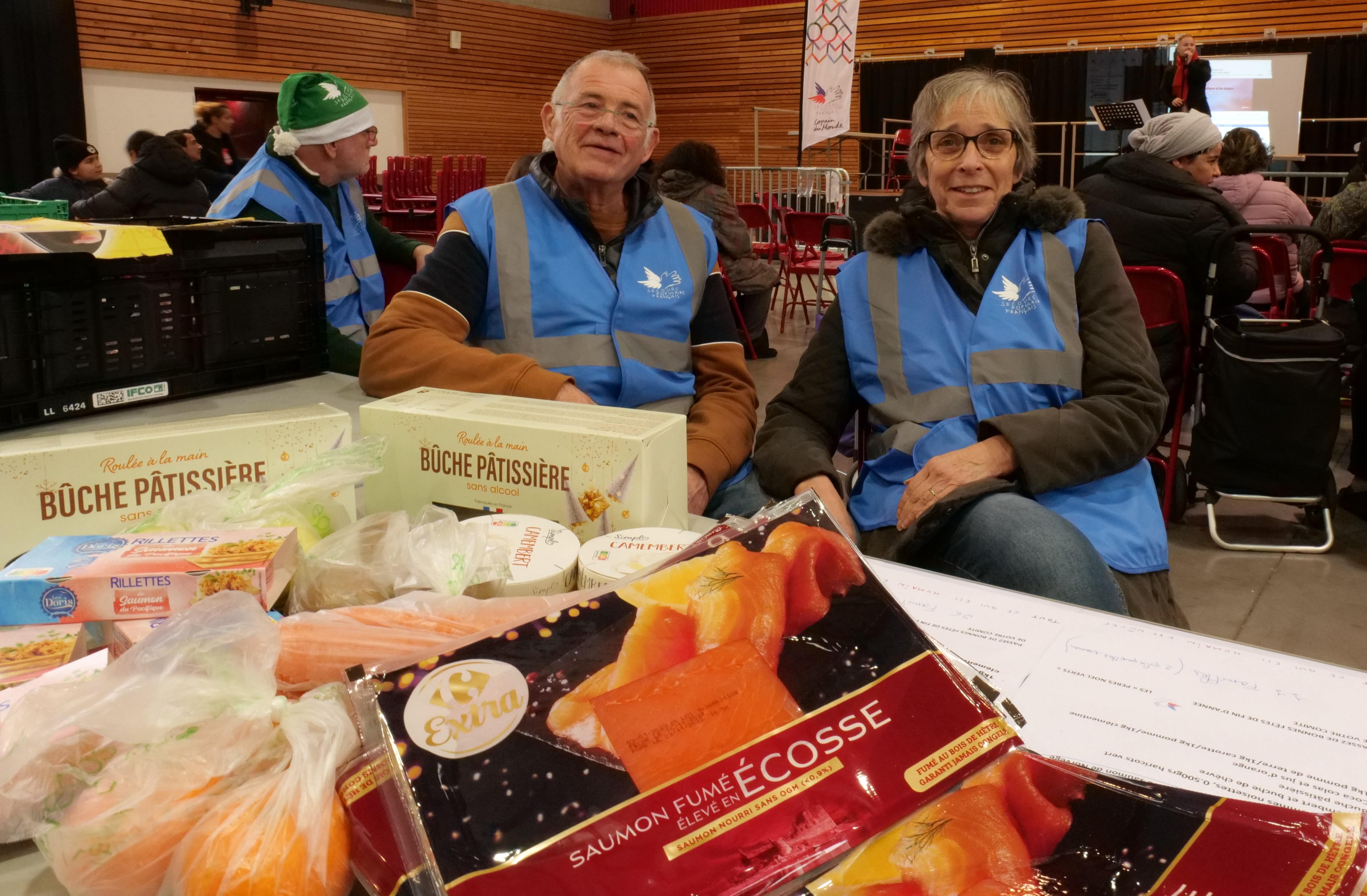 Des colis festifs étaient distribués aux familles bénéficiaires par des bénévoles du Secours Populaire.