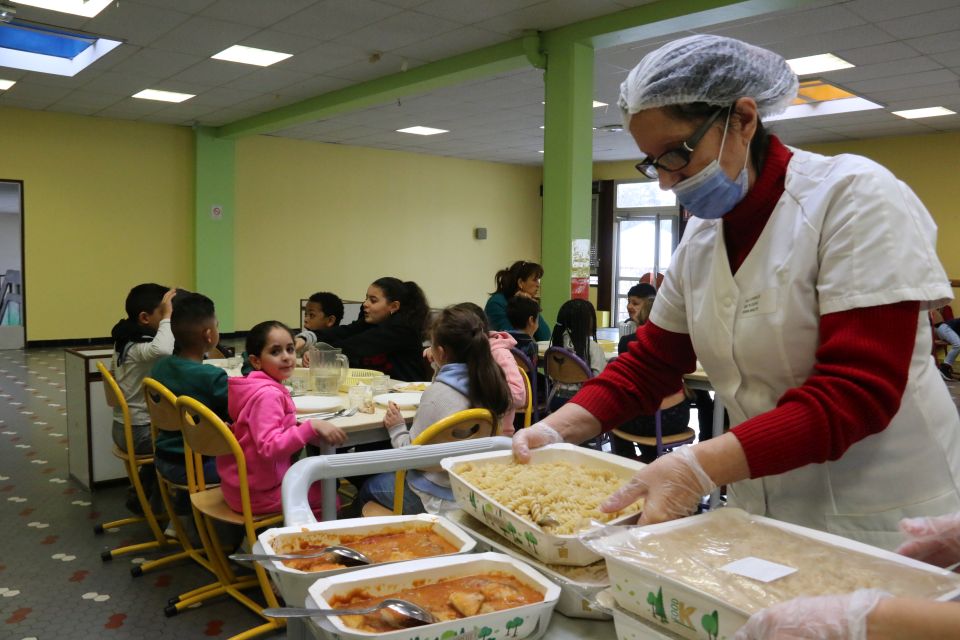 Restauration scolaire : Les enfants, les parents et les professionel-les, à table ! Pour les parents, ces temps de repas, comme les visites de la cuisine centrale, sont l'occasion de mieux connaître le travail des professionnel-les qui s'occupent de leur enfants sur la pause méridienne, et d'échanger avec eux.
