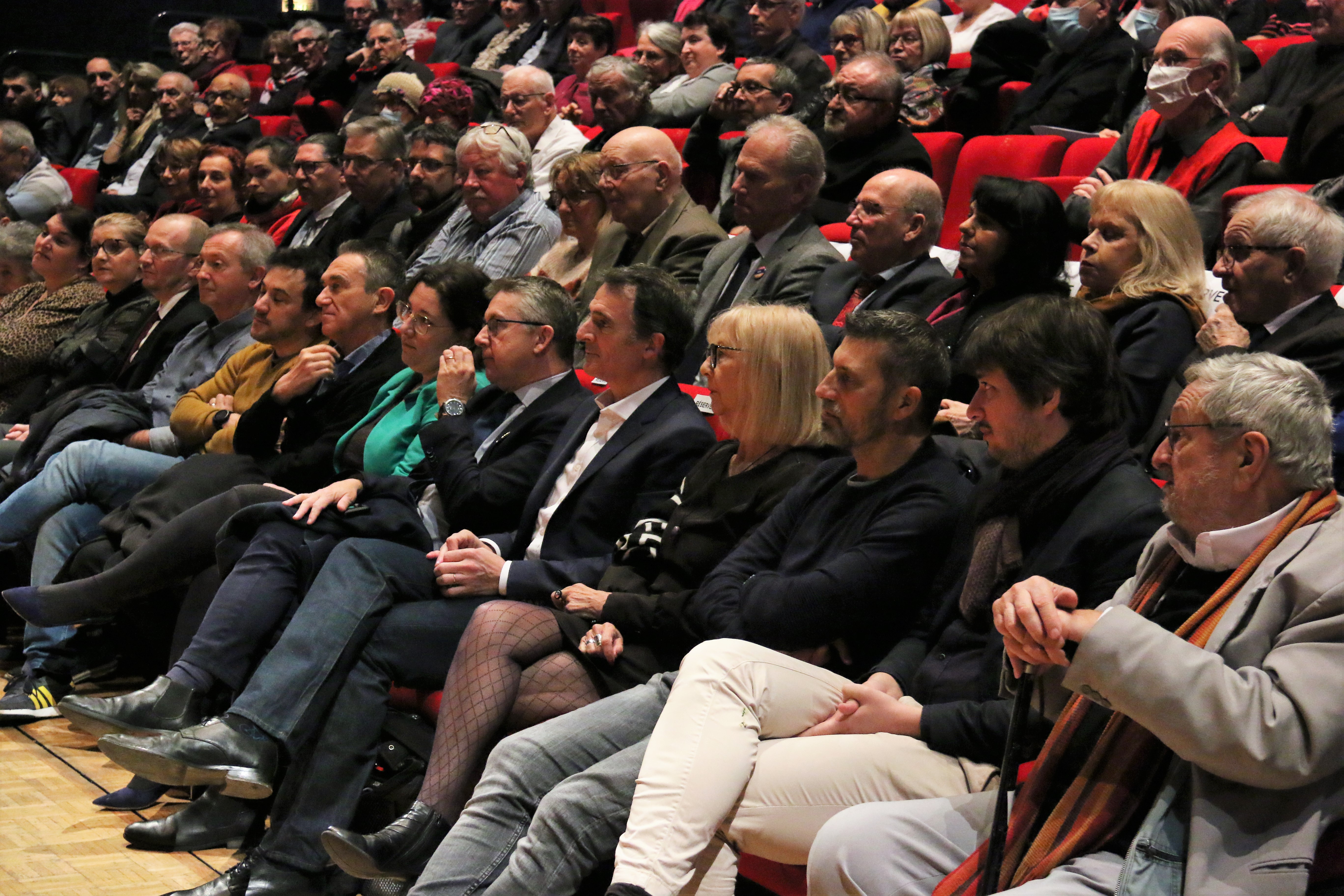 La députée de la circonscription Cyrielle Chatelain, le président de la Métropole Christophe Ferrari et le maire de Grenoble Eric Piolle (au centre, de gauche à droite), figuraient notamment parmi les personnalités et acteurs locaux invités à cette cérémonie.