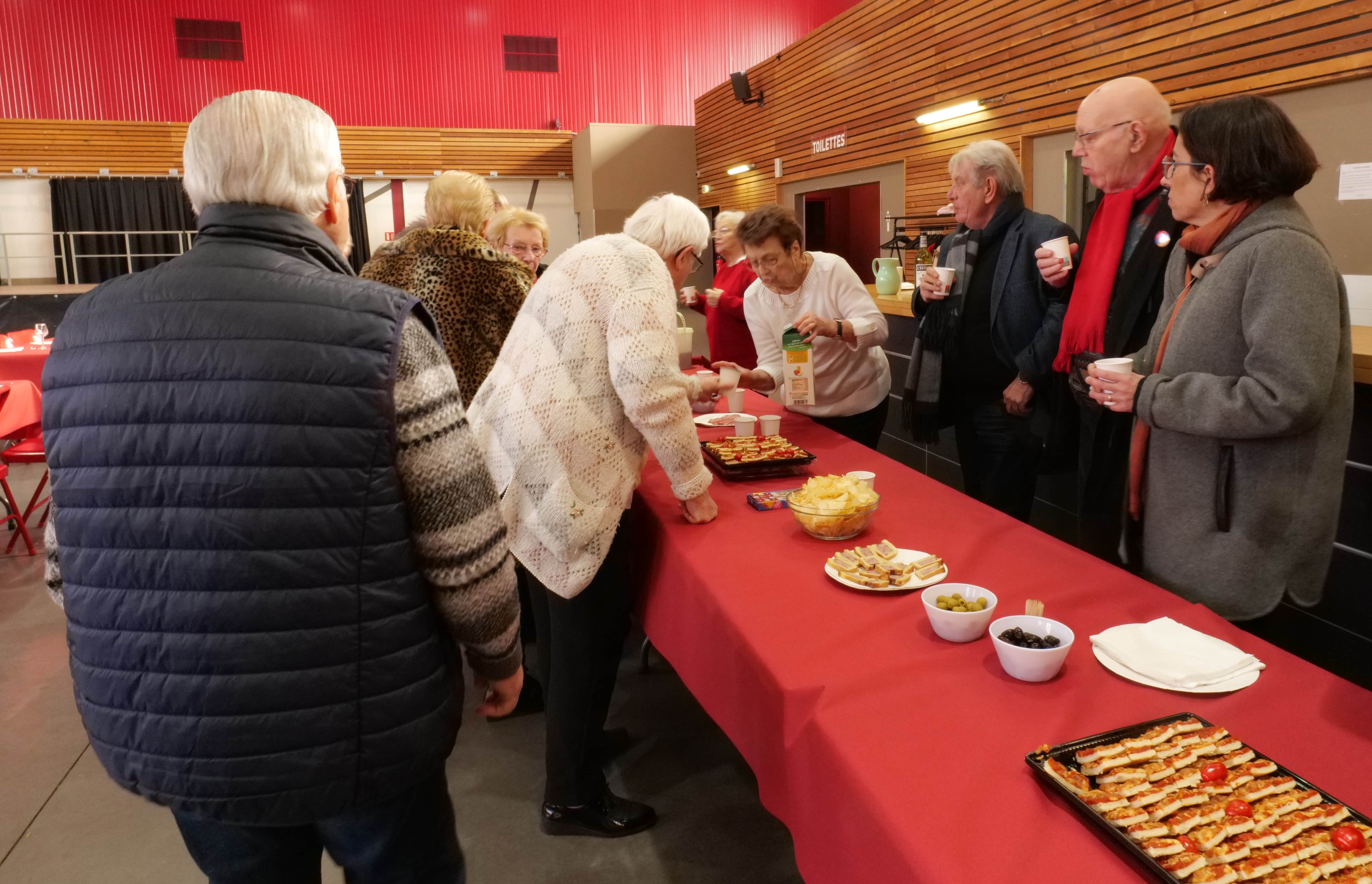 Un moment convivial concluait l'assemblée générale, l'occasion de discuter avec le maire, Renzo Sulli, Amandine Demore, première adjointe, et Sylvette Rochas, adjointe aux solidarités.