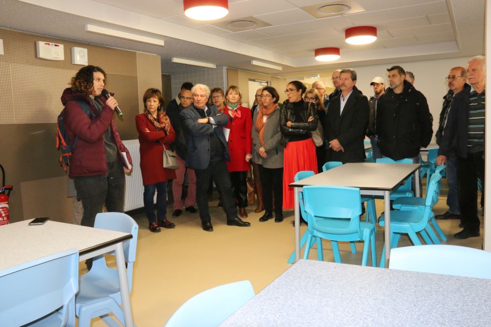 Une centaine d'habitant-es, riverain-nes et parents d'élèves ont découverte ce samedi les nouveaux locaux Joliot-Curie, dont le restaurant scolaire où l'acoustique a été particulièrement soignée.    
