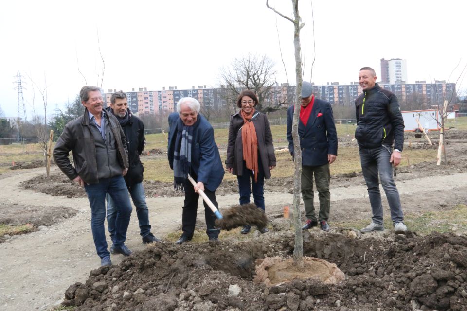 Pelle à la main, le maire Renzo Sulli, ici entouré de ses adjoint-es, a symboliquement planté l'un des arbres du verger participatif.