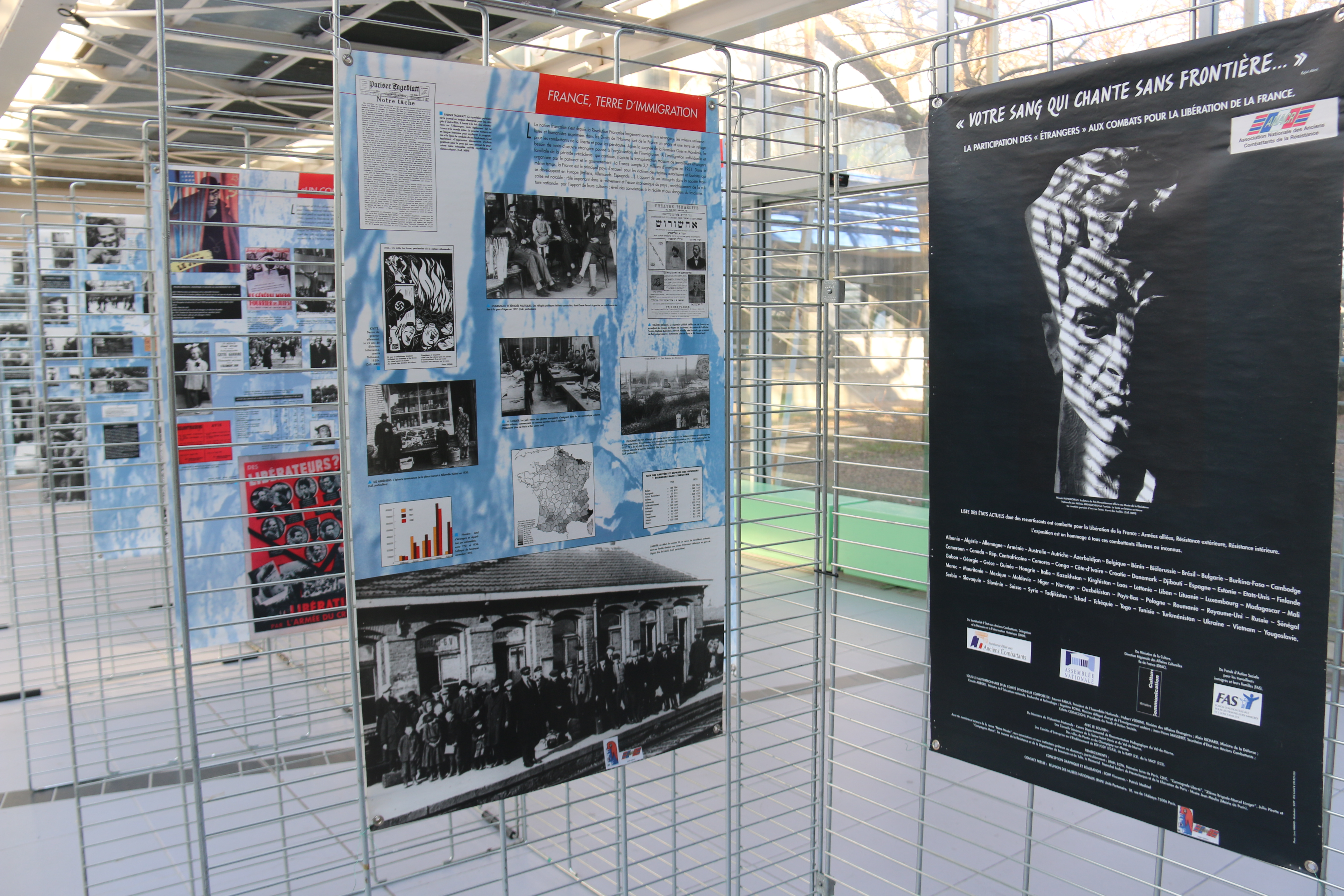 Des panneaux de l'exposition "Affiche Rouge" au lycée Marie-Curie