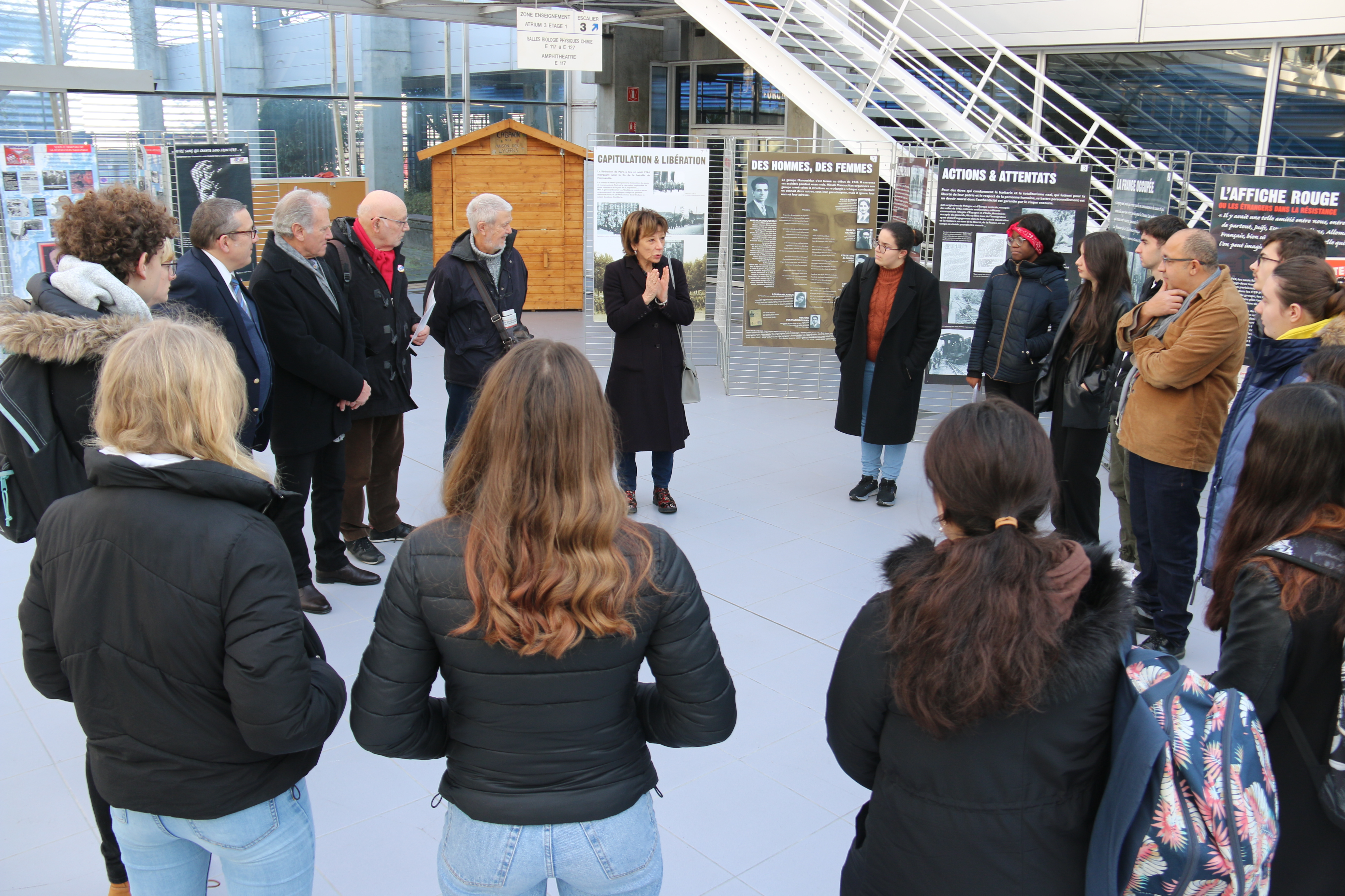 Les lycéen-nes lors de la présentation des expositions, en présence de Jacqueline Madrennes, du président et du vice-président de l’AACRAAF