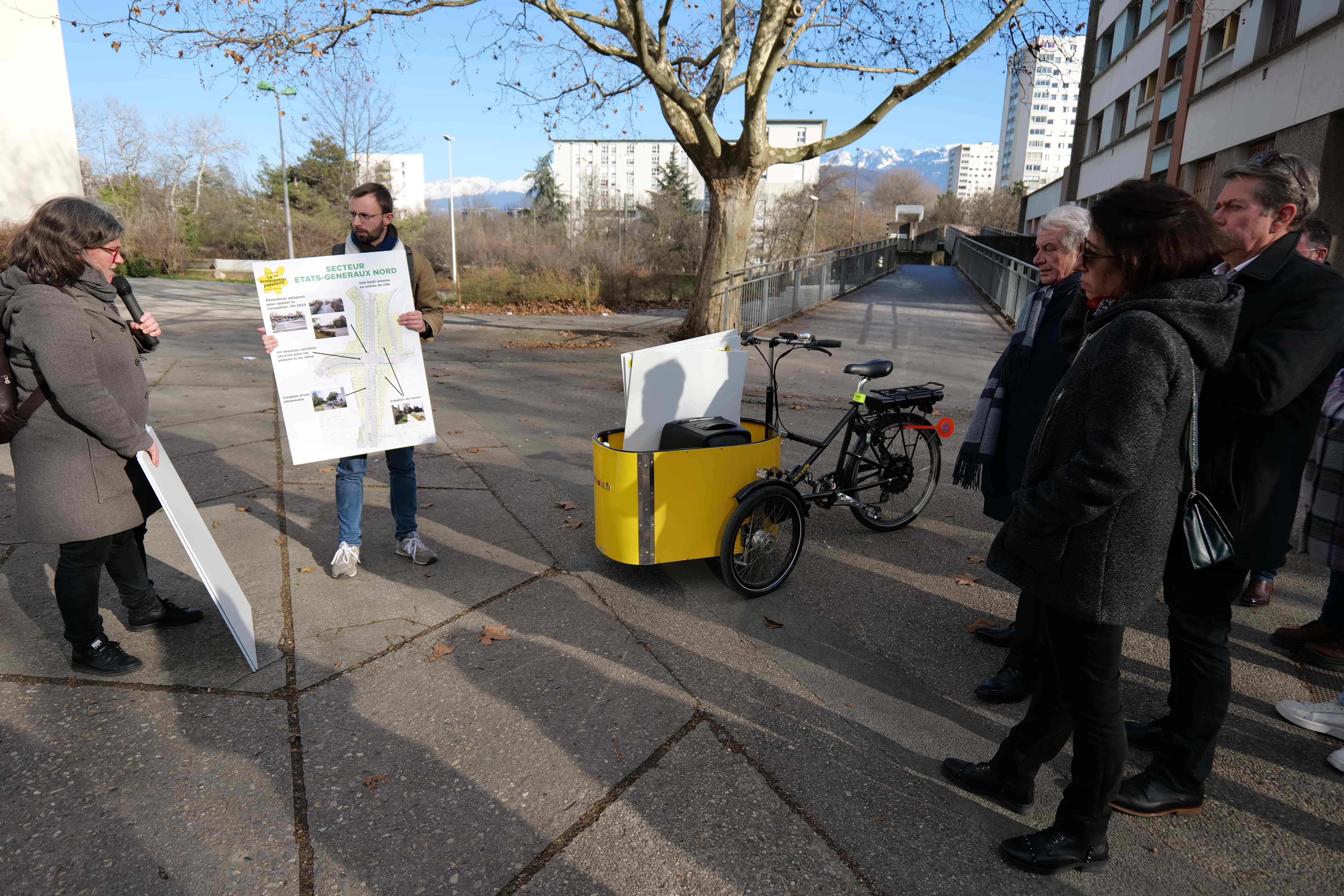 Le tour des aménagements et travaux étaient présenté par des agents de la Métropole et de la Ville.