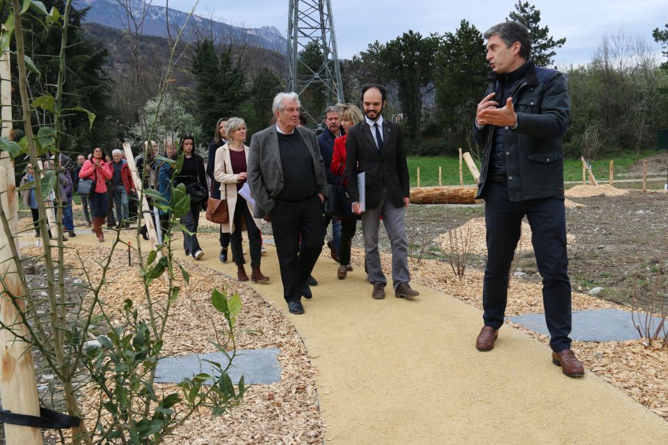 Le paysagiste Romain Allimant, chargé du verger a conduit les visiteurs, dont le maire Renzo Sulli au côté de du sous-préfet Samy Sisaïd.