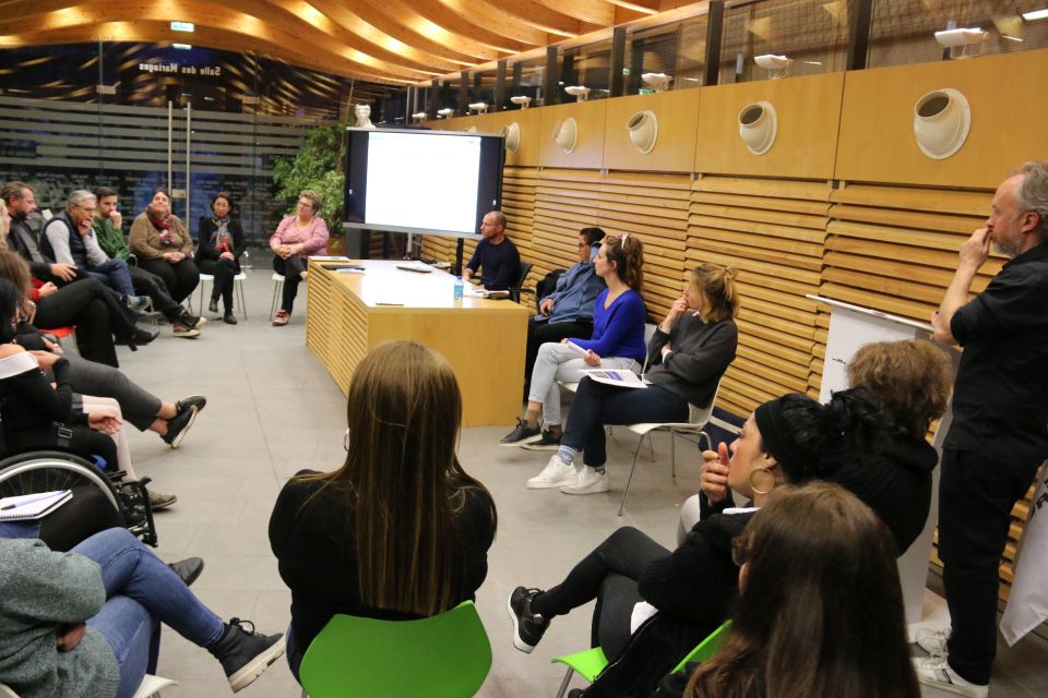 Droits des femmes Les femmes en première ligne Le temps d'échanges dédié à l'impact du numérique chez les jeunes filles a intéressé l'ensemble des participant-es.