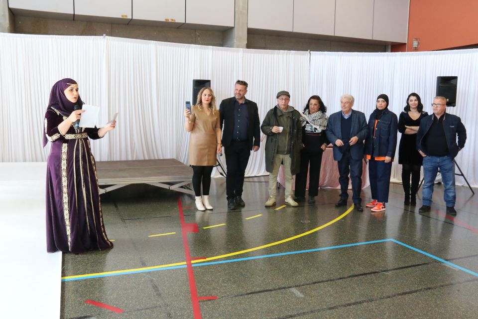 Droits des femmes Les femmes en première ligne L'association Essarts en action et sa présidente Taous, ici au micro devant les élus Pierre Labriet, Zaïm Bouhafs, Kaoukeb Baya-Chatti, le maire Renzo Sulli et Yacine Hamidi, entouré-es de bénévoles, aproposé un temps d'échanges à la fois instructif et festif !