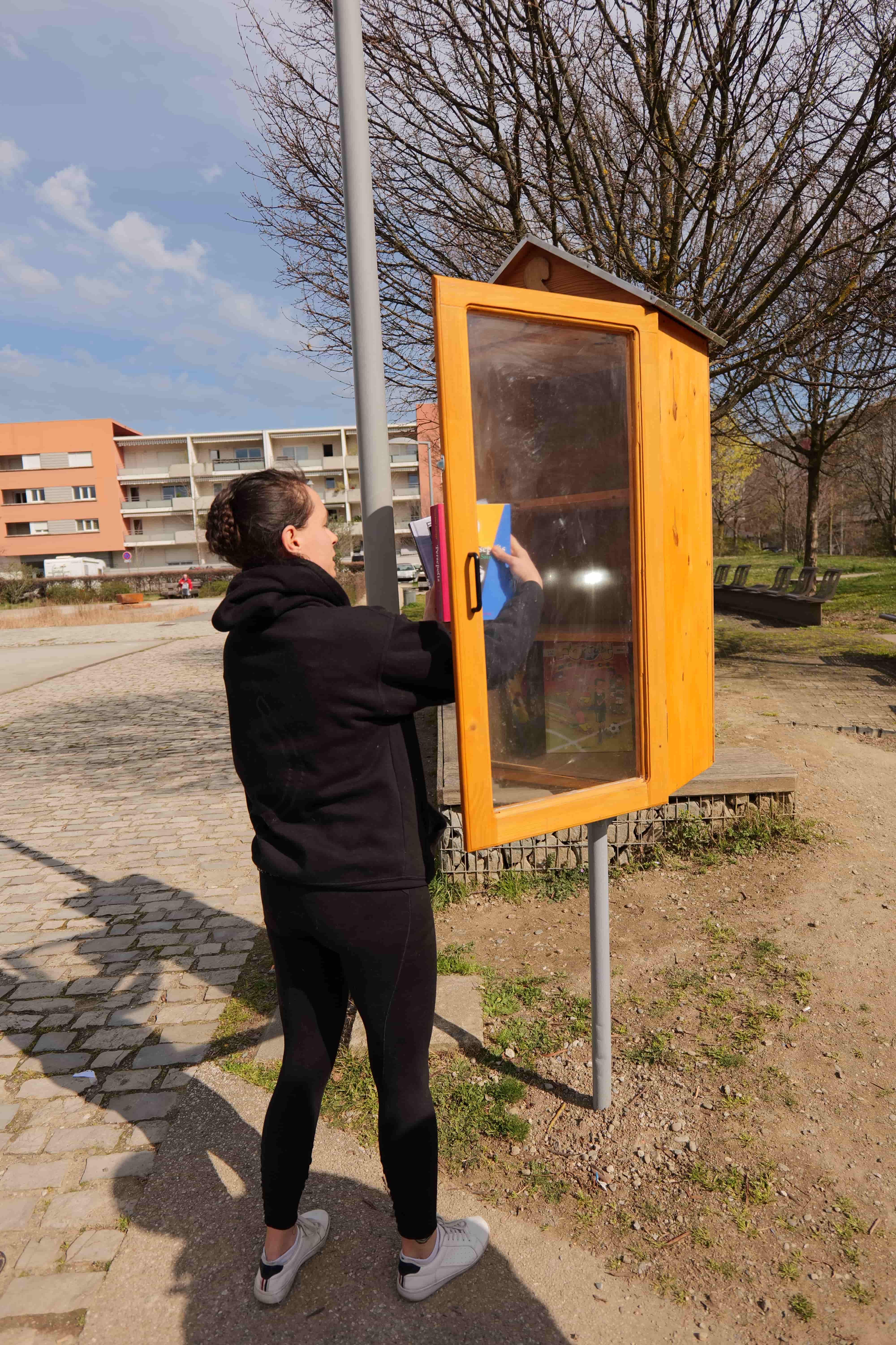 Les premiers livres ont été installés par de généreux habitants du quartier.