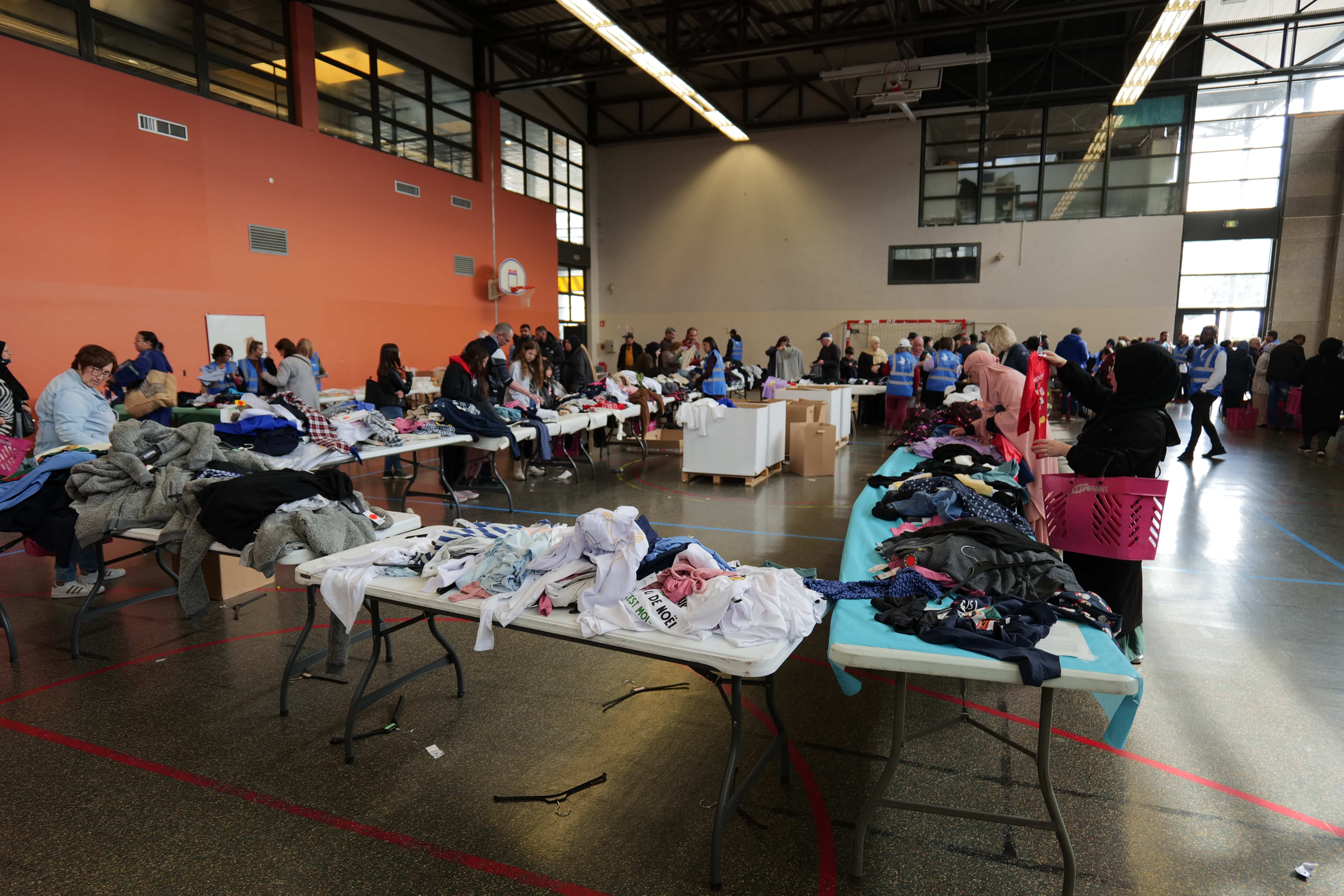 Du monde se pressait dès l'ouverture de la braderie solidaire.