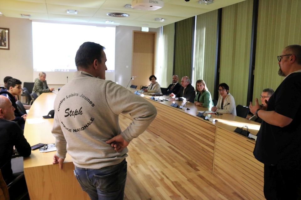 La Direction de la prévention et de la sécurité de la Ville, en lien avec le Centre de loisirs jeunes de la Police nationale, animent les séances de sensibilisation et accompagnent les jeunes dans la tenue des stands.