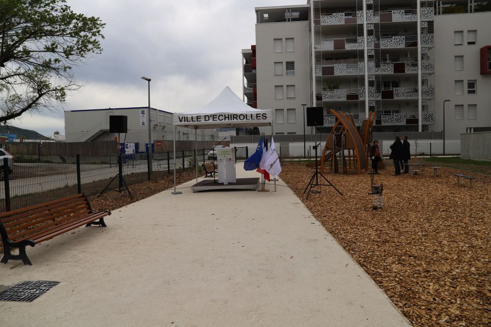 Situé à l'arrière des résidences, le square Marguerite-Garbil offre un nouvel espace de jeux, de détente et de rencontre aux habitant-es du secteur.