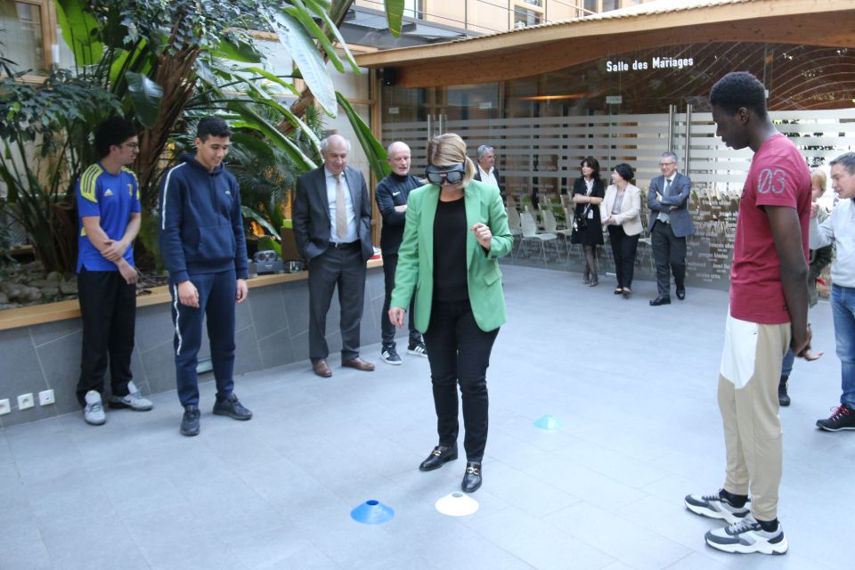 La déléguée interministérielle à la sécurité routière s'est prêtée à l'exercice du parcours sous le regard et avec les conseils bienveillants des jeunes Ambassadeurs. 