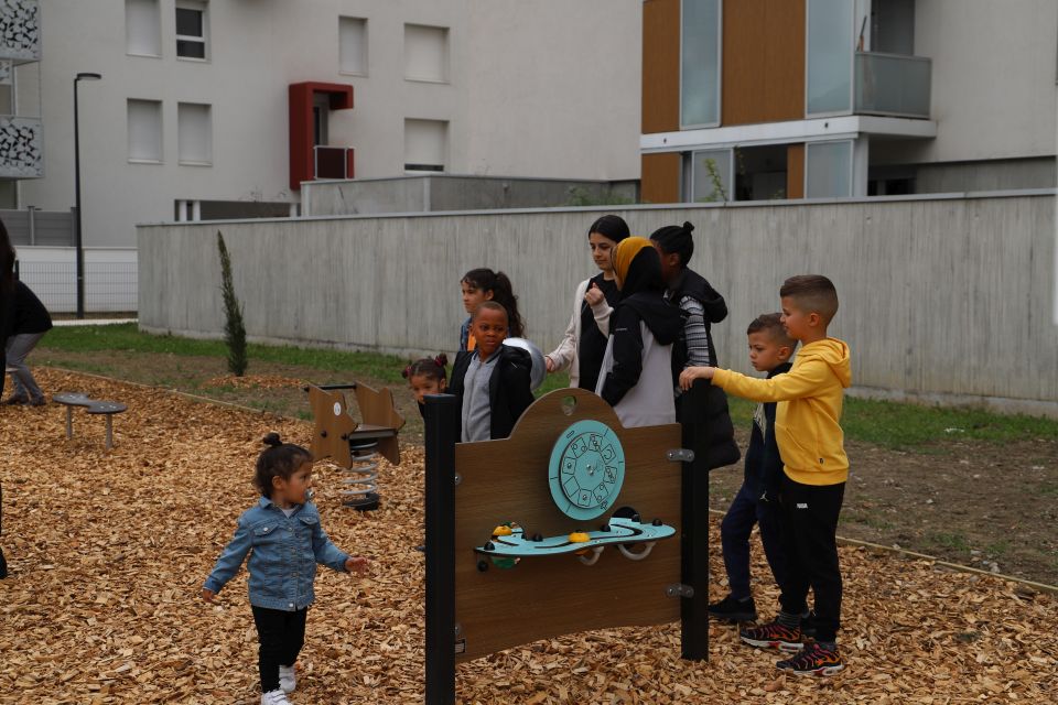 Les enfants du quartier n'ont pas attendu bien longtemps avant de pouvoir s'emparer et profiter des nouveaux jeux mis à leur disposition...