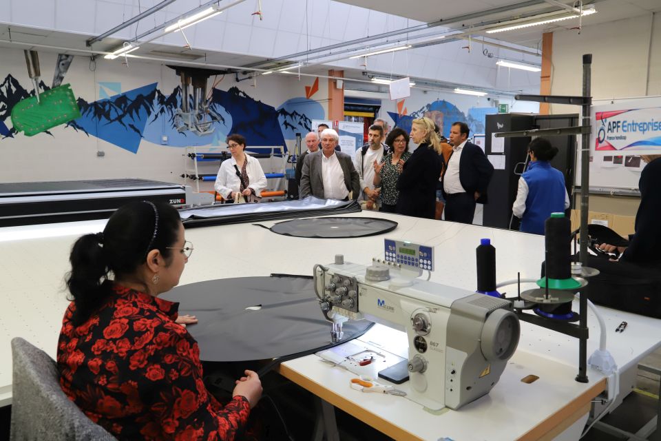 220 salarié-es, dont 70 % en situation de handicap, œuvrent dans les ateliers de l'APF Entreprise, ici l'atelier de couture qui fabrique des bâches pour chauffe-eau, des masques, des chaussettes pour pneus et des pochons de boules de pétanque... 