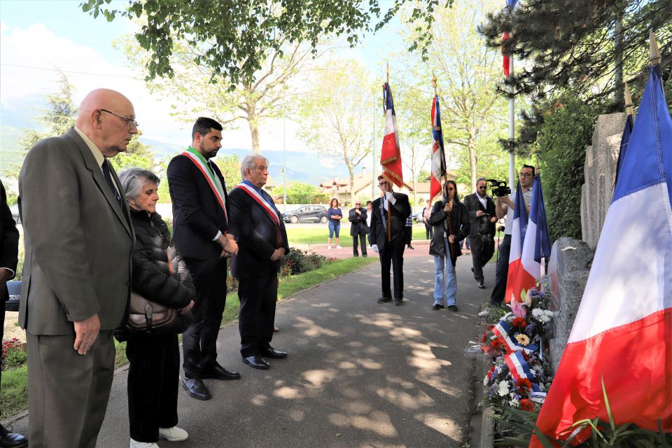 Jean Forestier, représentant de l'ANACR, ici aux côtés de Ginette Dunand, membre du Comité départemental de l'ANACR, d'Emanuel Gaito et de Renzo Sulli, maires de Grugliasco et d’Échirolles, face à la stèle de la Résistance, a rendu hommage aux figures locales et nationales de la Résistance, à l'image de Danielle-casanova.