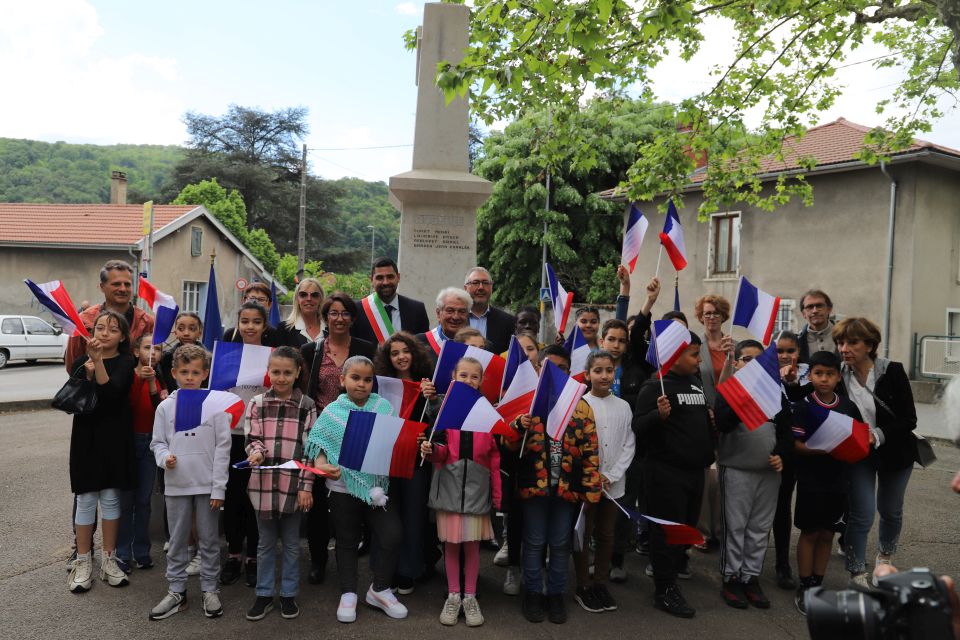 Les élèves de la classe de messieurs Mignot et Champier, accompagnés de Nicolas Gresse, de l'école Jean-Paul Marat ont joyeusement animé la cérémonie en entonnant le Chant des partisans et la Marseillaise, au son de l'ensemble musical L’Écho d’Échirolles.