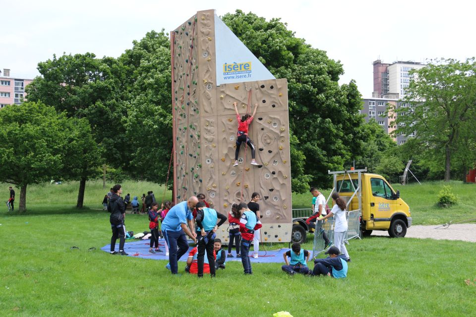 Escalade, cirque, jeux sportifs ou ludiques, ateliers artistique ou culturel... l'après-midi a été festif et joyeux dans le parc Ouest. Un bonheur ! 