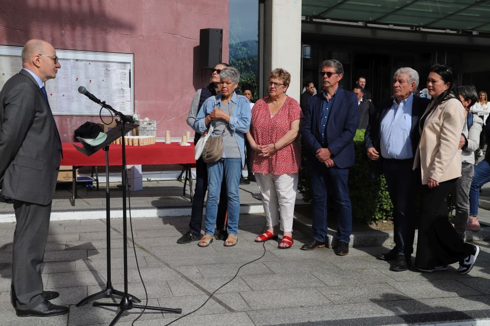 Maître Boulloud, l'avocat des deux familles, face à Malika, Badra et Dalila, les sœurs et la mère de Malik, de gauche à droite, entourant les adjoint-e Sylvette Rochas et Daniel Bessiron, et le maire Renzo Sulli.