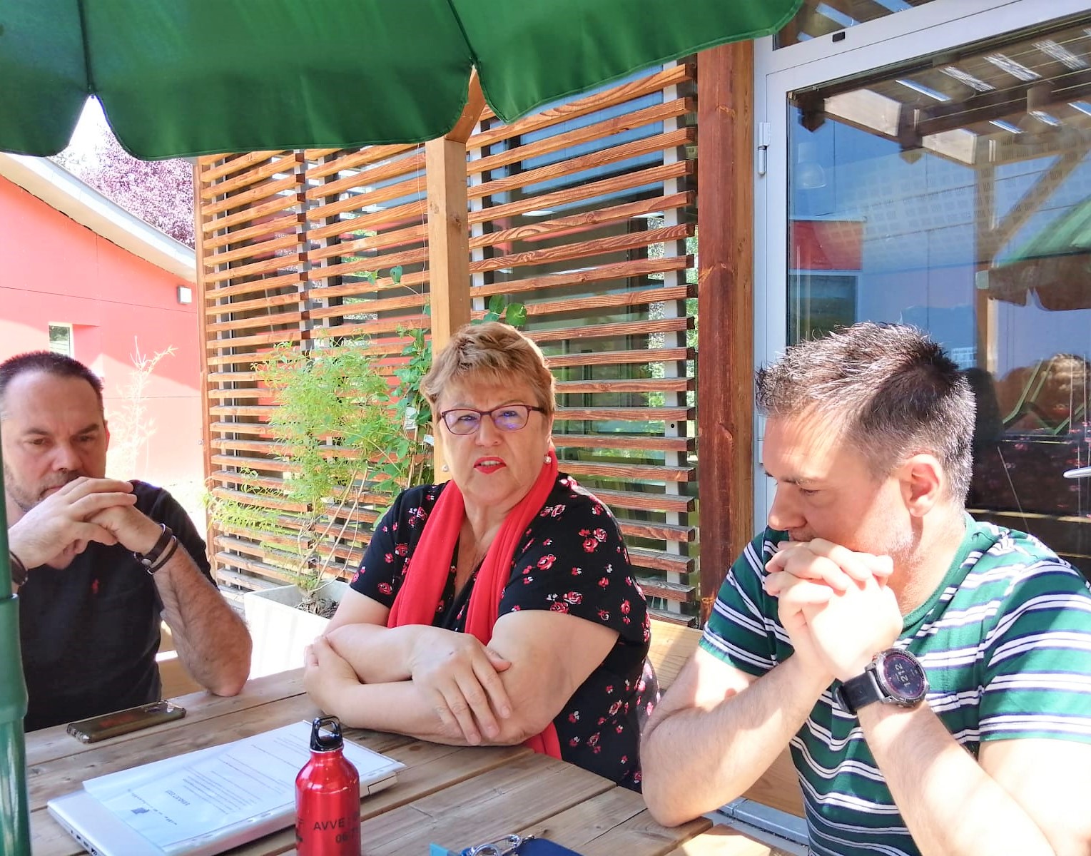 Entourée d'Olivier Andres, responsable du Pôle restauration de l'APF 38, et de Franck Pierrard, directeur de l'Auberge de jeunesse, Sylvette Rochas, adjointe aux solidarités, a fait le point sur les actions organisées pour les retraité-es.