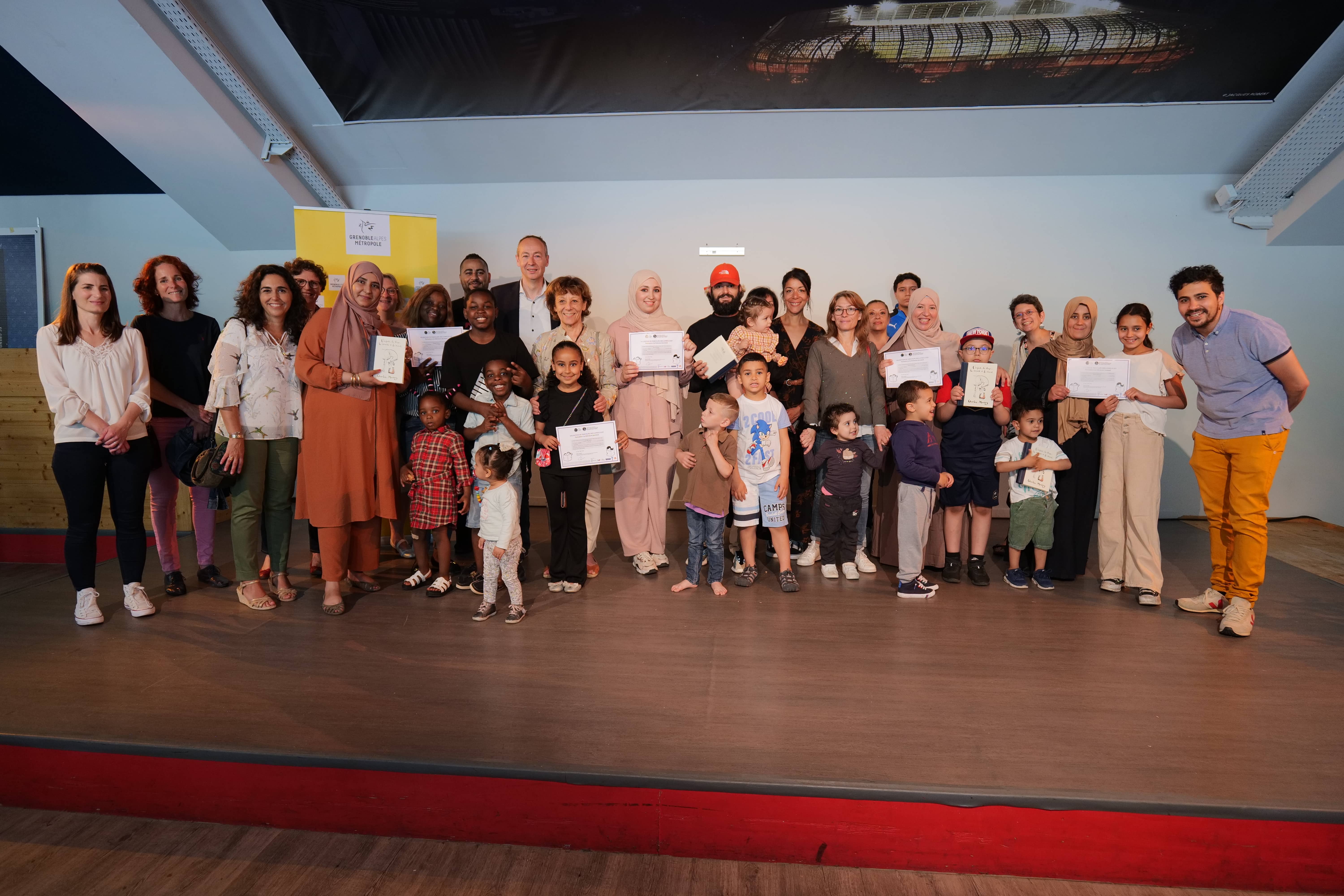 Les mamans ont reçu leur attestation de suivi d'atelier sur scène.