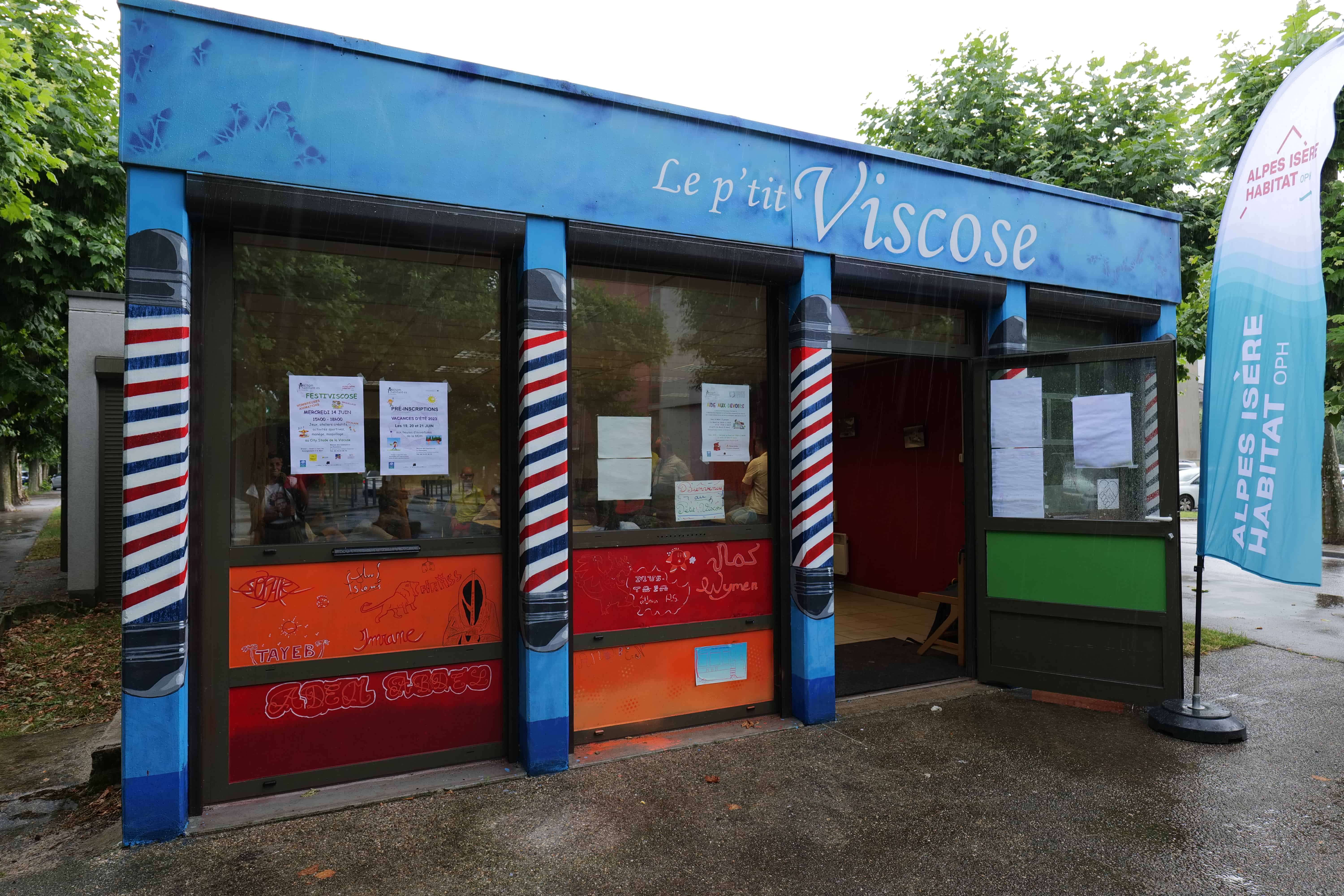 La fresque a été réalisée par des jeunes du quartier, quelques mamans, supervisés par deux artistes peintres.