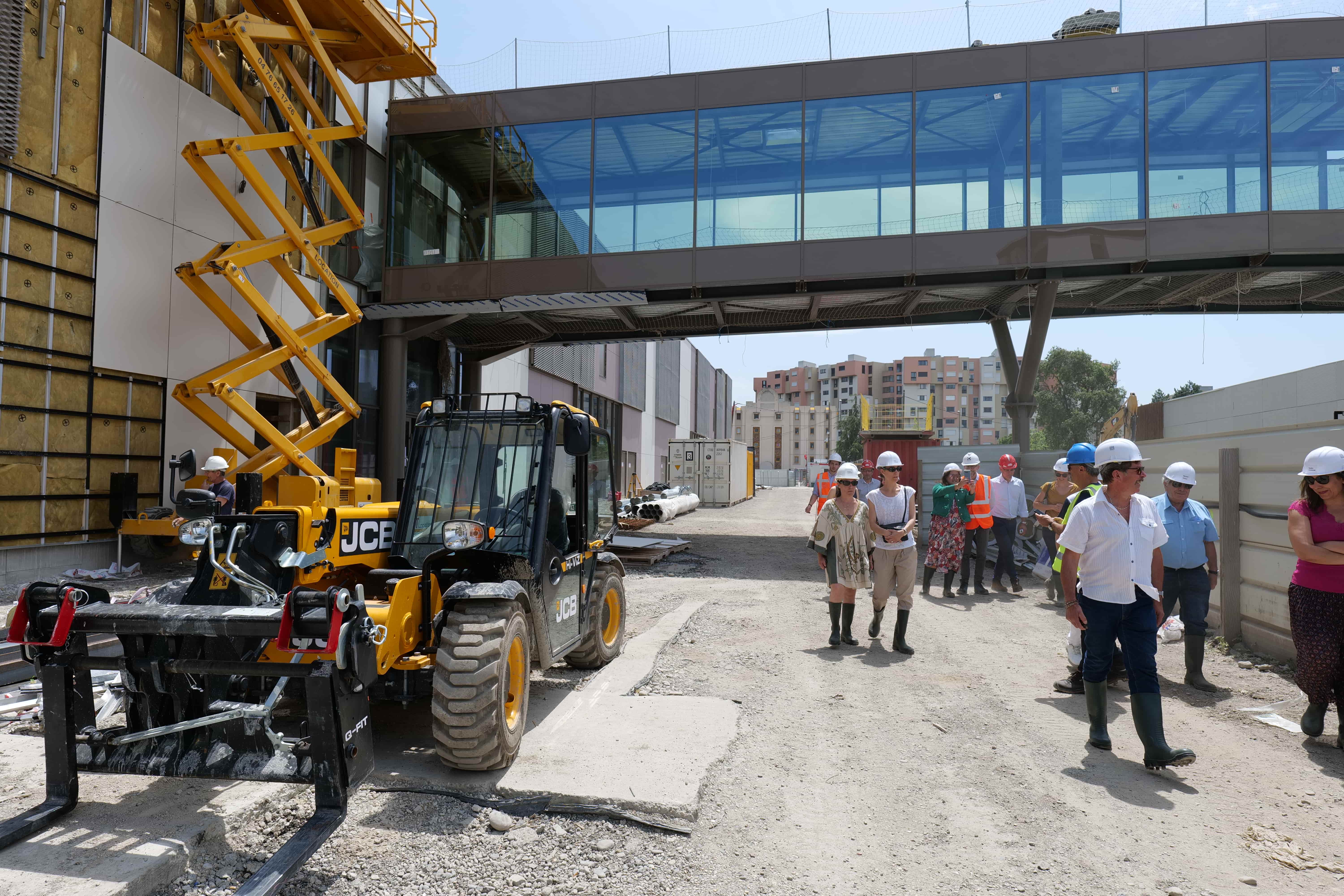 La passerelle vers Carrefour est bientôt terminée.