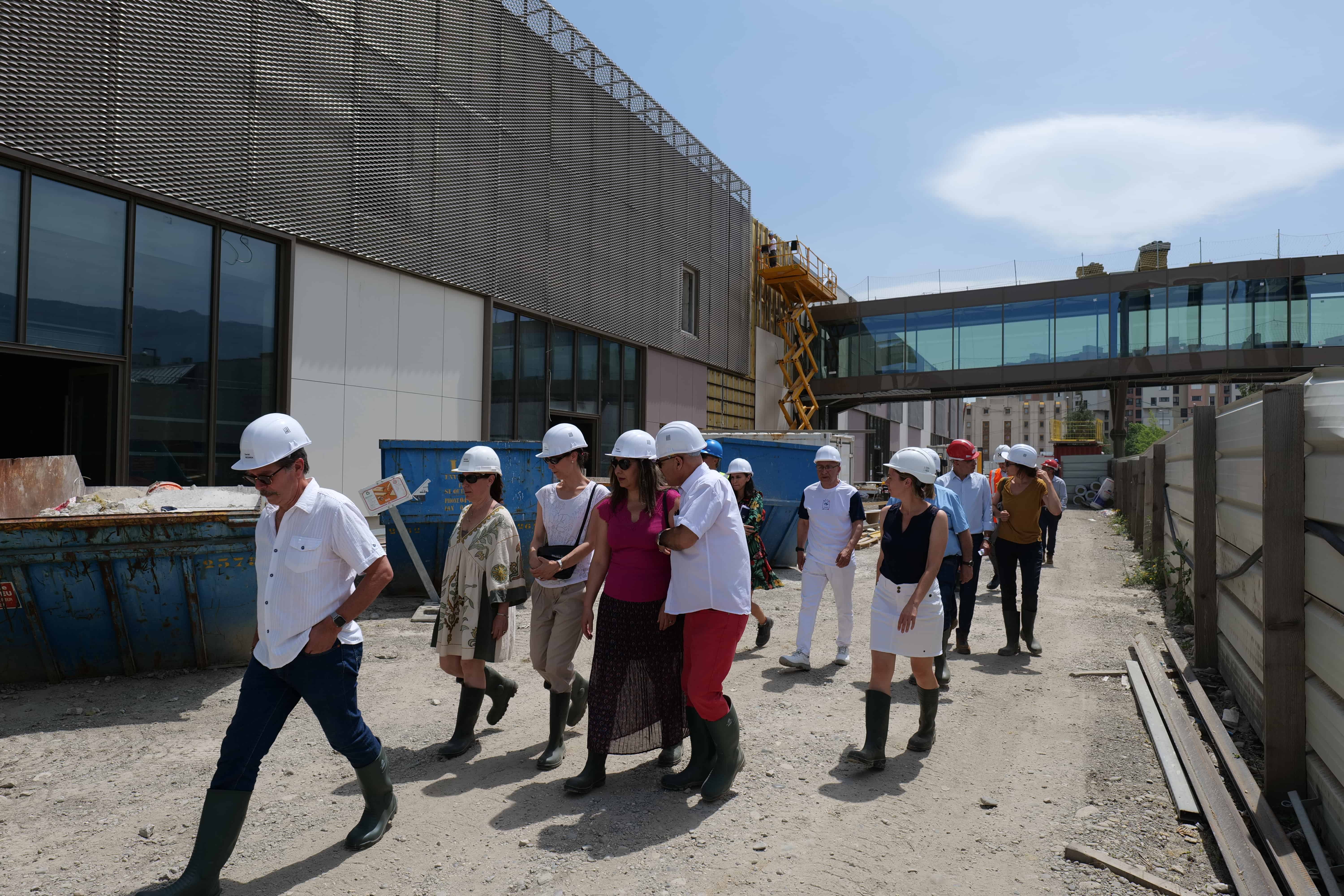 La passerelle vers Carrefour est bientôt terminée.