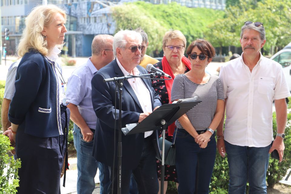 Le maire, Renzo Sulli, entouré de ses adjoint-es et en présence de la sous-préfète à la Ville Nathalie Cencic, a donné lecture du texte de la Coopérative d'élus communistes, républicains et citoyens, dont il est lui-même signataire, lors du rassemblement devant l'hôtel de ville, ce lundi midi, à l'appel de l'Association des maires de France. 