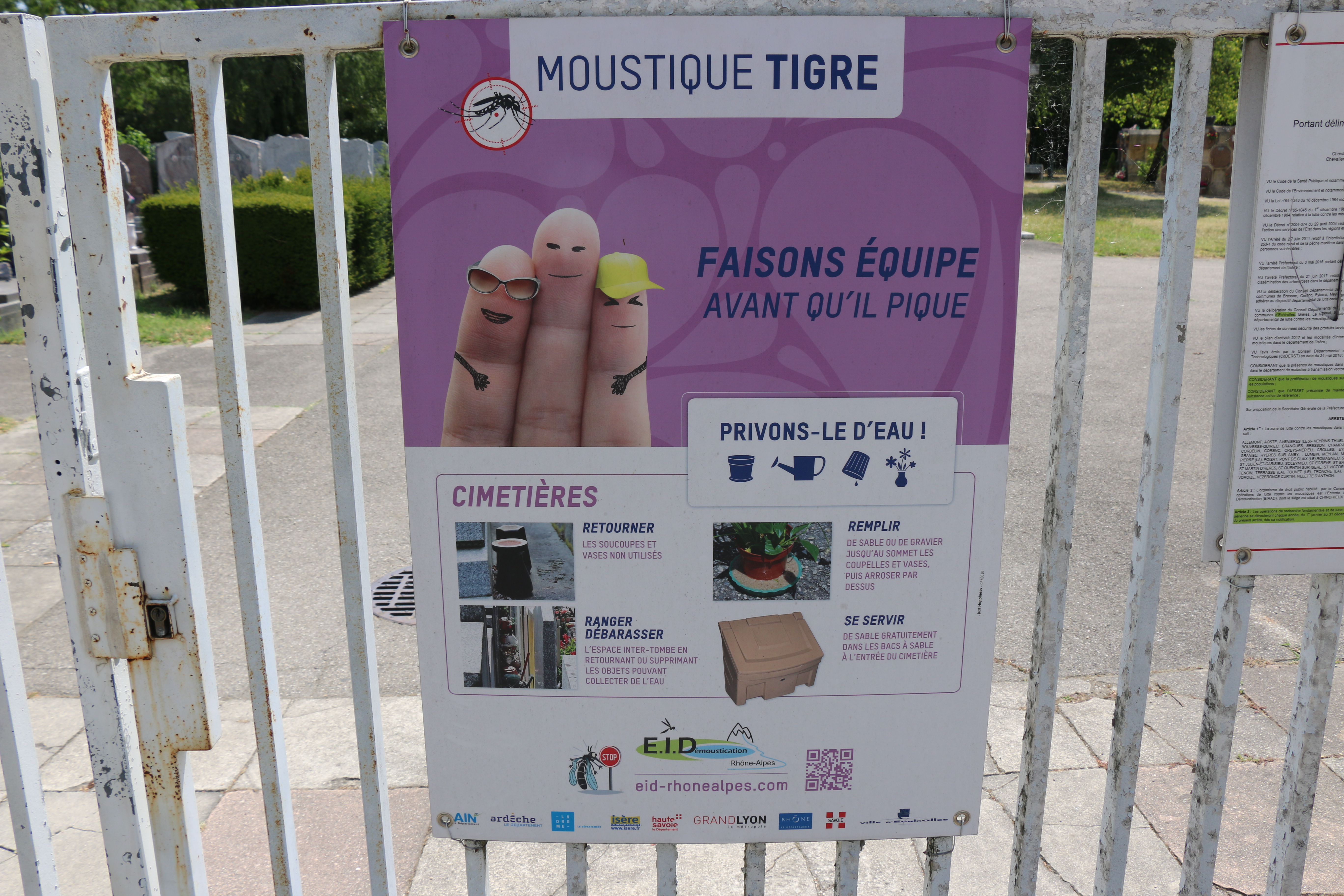 Consignes à l'entrée des cimetières pour lutter contre les moustiques tigres