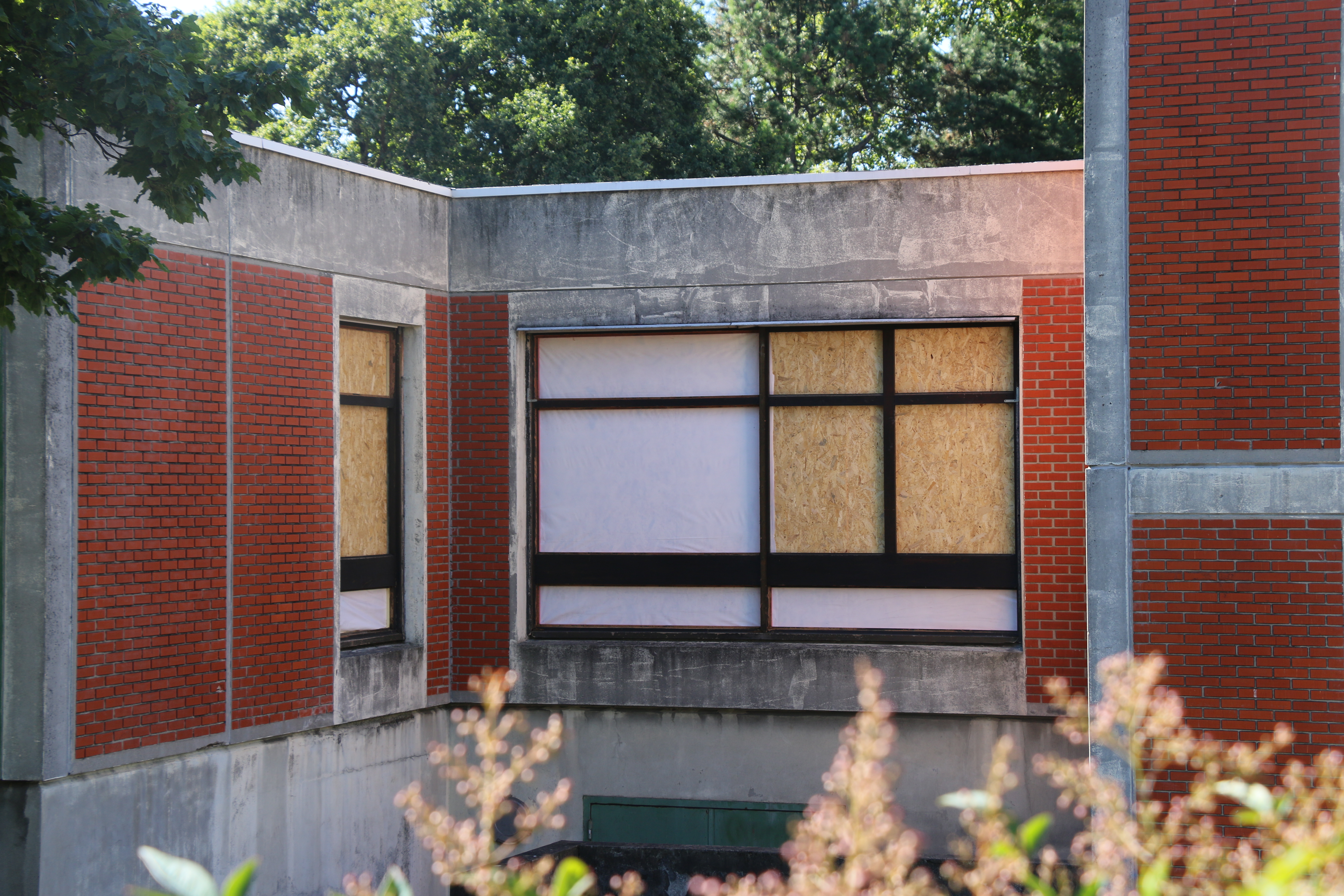 Photo de l'installation des nouvelles menuiseries sur les facades de l'école Jean Moulin.