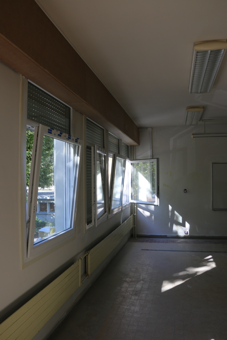 Photo des nouvelles fenêtres et volets dans les classes de Jean-Paul Marat
