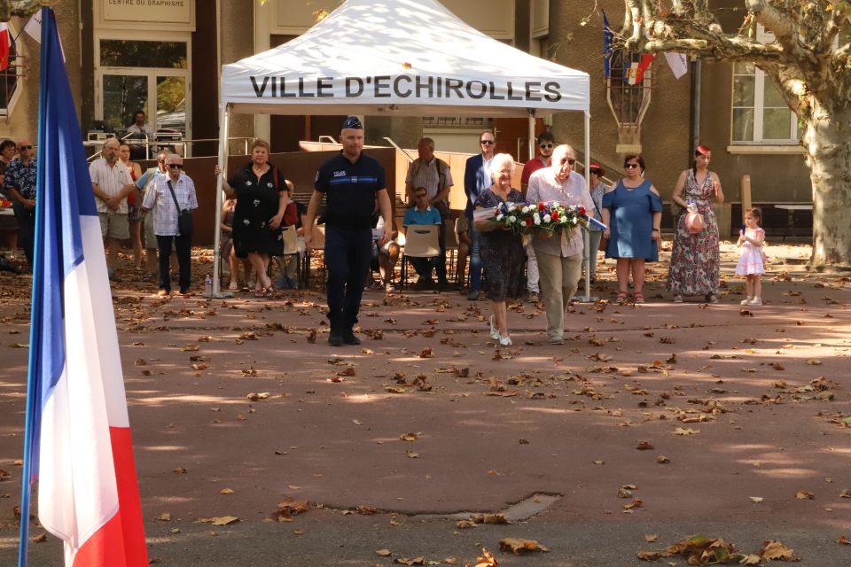 Jean-Pierre Calvet, président du comité de liaison des anciens combattants, et Mireille Pouyet, membre de la Fnaca, responsable des veuves, ont déposé une gerbe au pied du Monument aux morts, aux côtés de la première adjointe Amandine Demore et du conseiller municipal Joseph Virone.