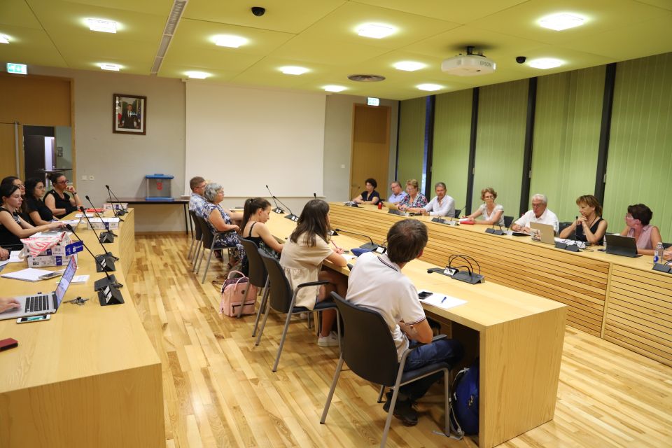 Rentrée scolaire : Les directeurs et directrices, aussi, ont fait leur rentrée L'Inspectrice de l’Éducation Nationale Béatrice Bossennec, le maire Renzo Sulli et l'adjointe à l'éducation jacqueline Madrennes ont accueilli les directeurs et directrices pour un temps de présentation du travail partenarial mené avec la Ville.